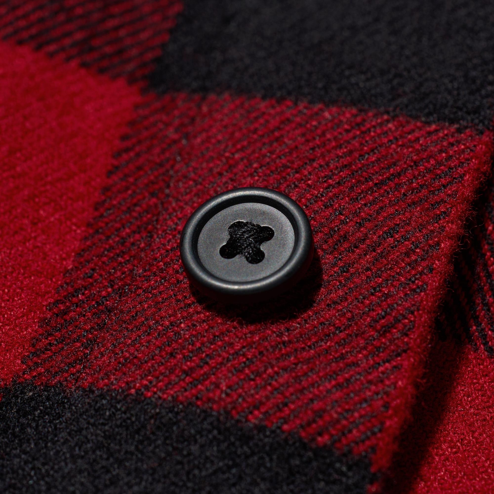 Rounded buttons for easy fastening.