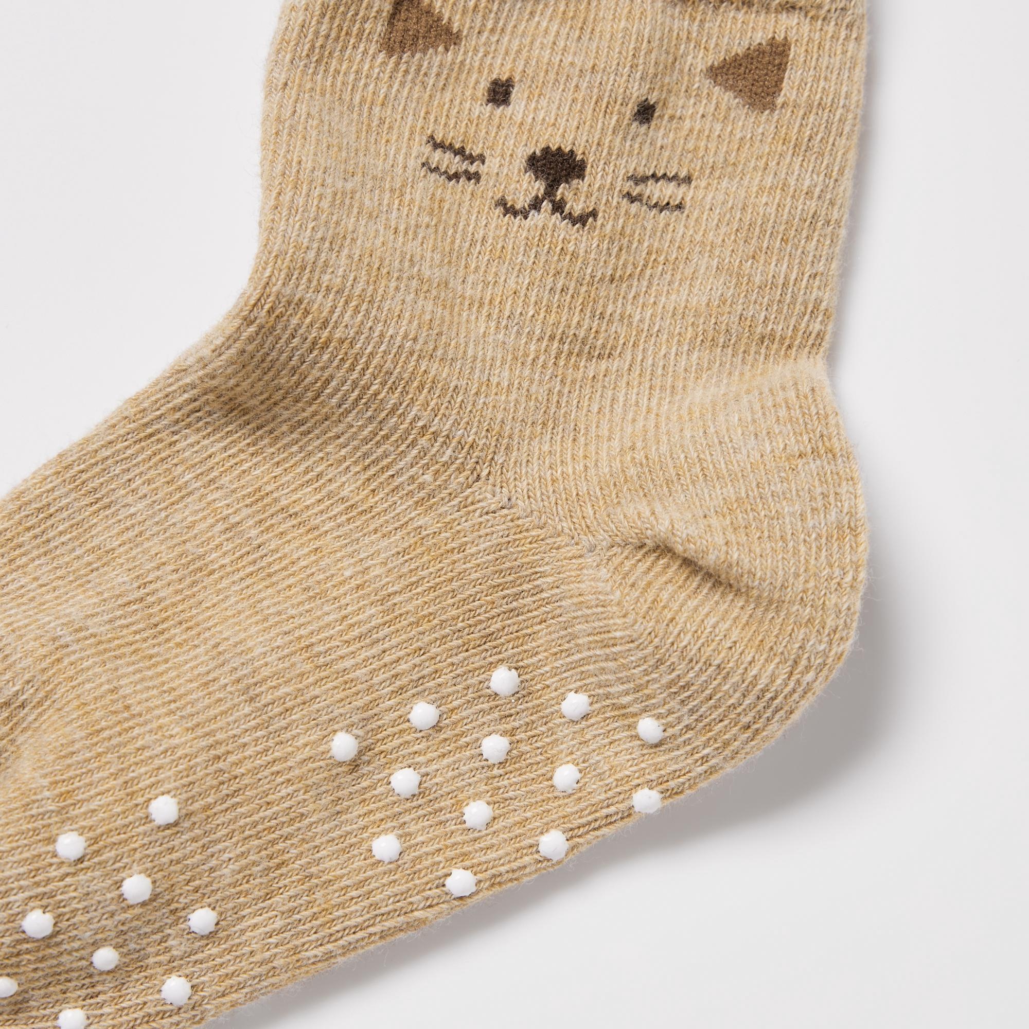 Three-dimensional Y-heel design for a better fit. Fabric density above the heel is fine-tuned to keep the socks from slipping off.