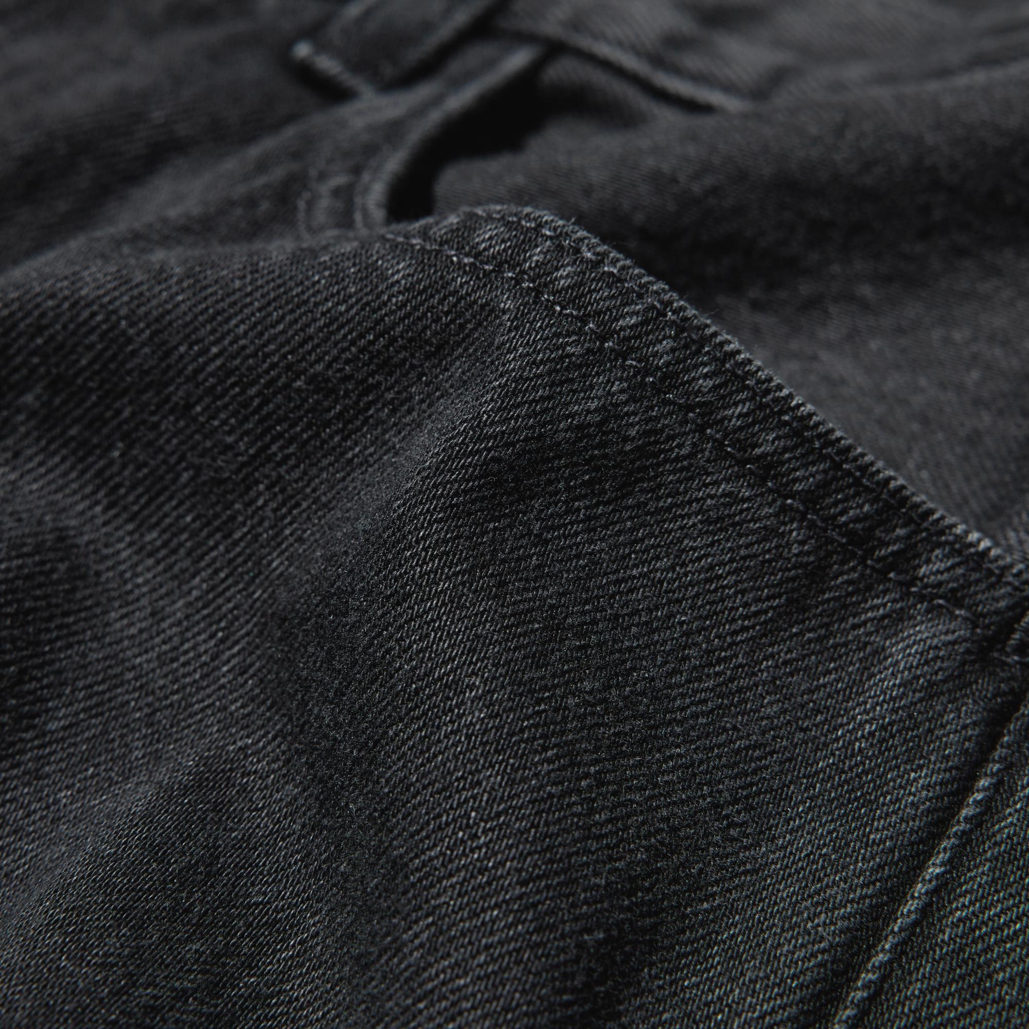 The body is made of lightweight 100% cotton denim. *Please refer to the product quality care label for the overall cotton content. Subtle stitching creates a sophisticated look.