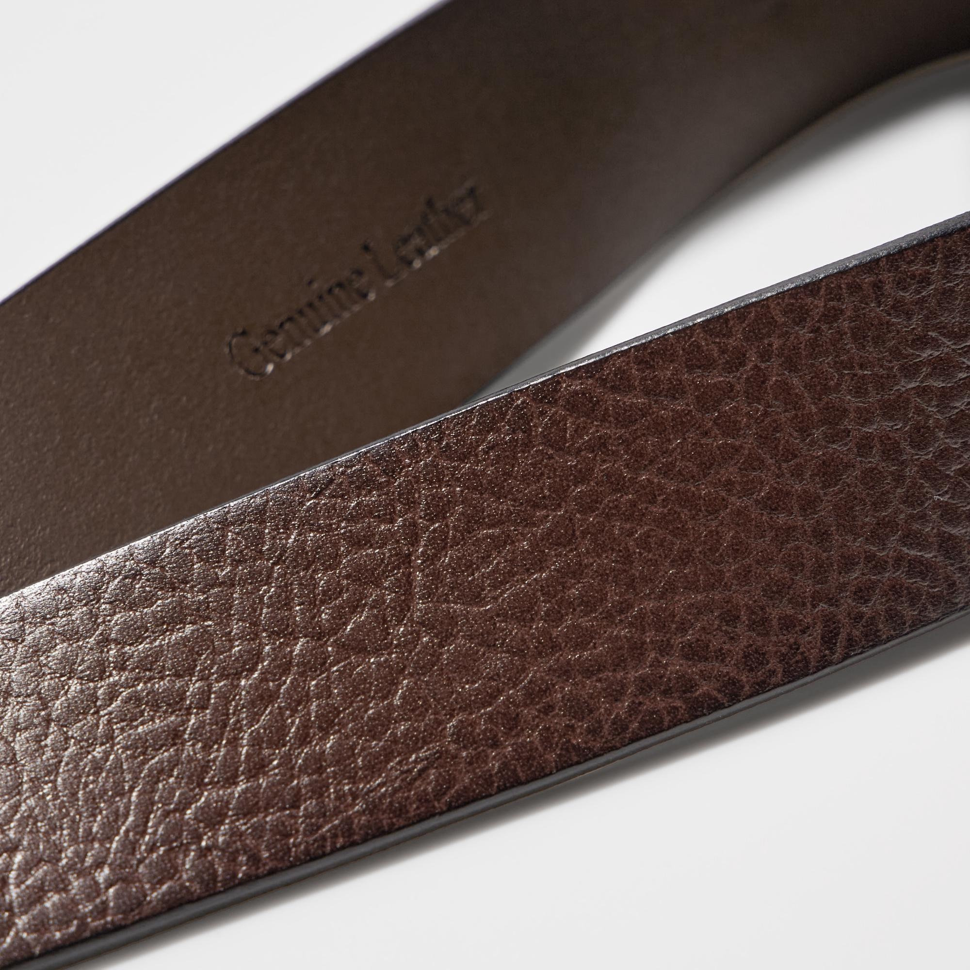 100% genuine leather gains character the more you use it. Made of a single luxurious piece of leather. Coarsely embossed surface for a casual look.