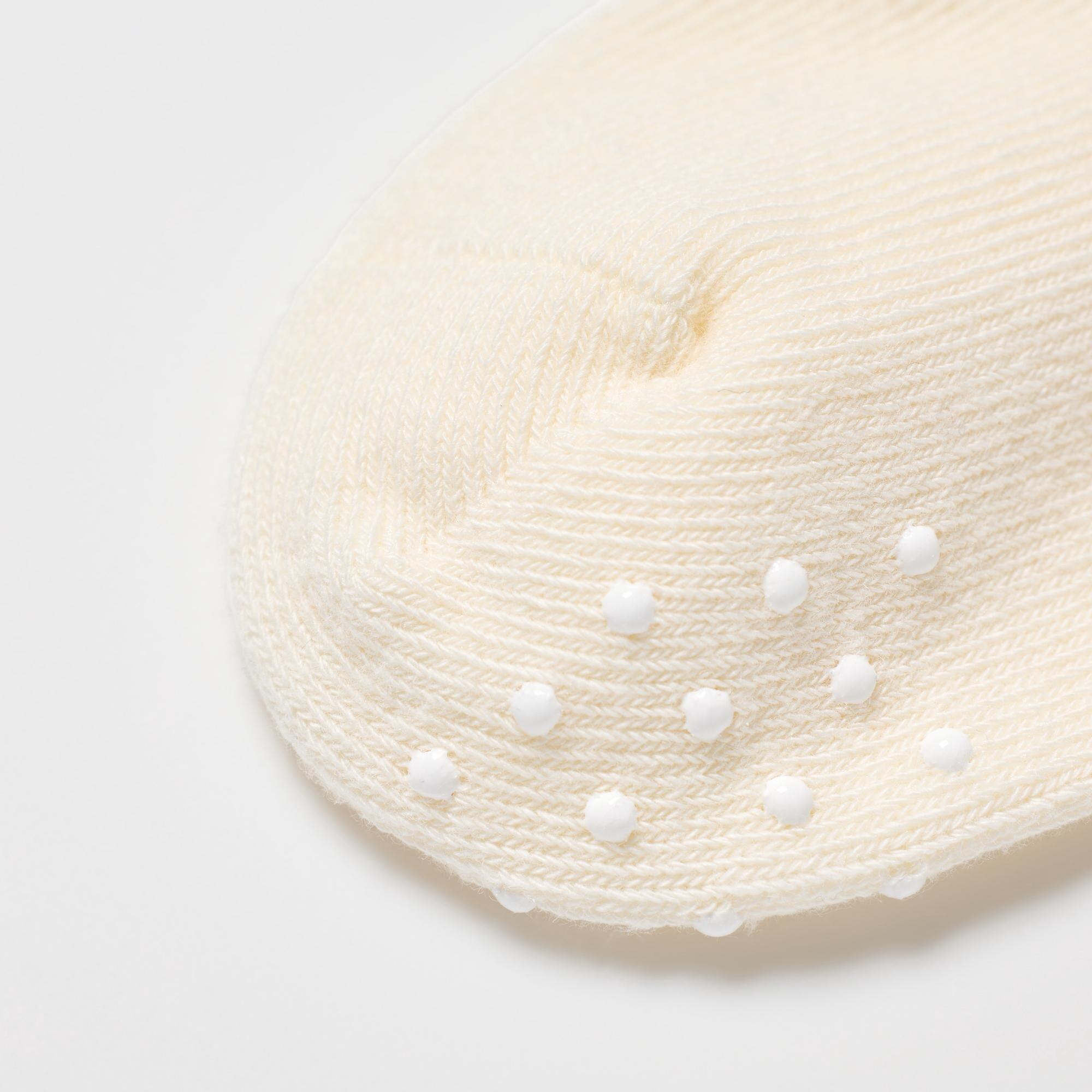 Seamless toe design for comfort.