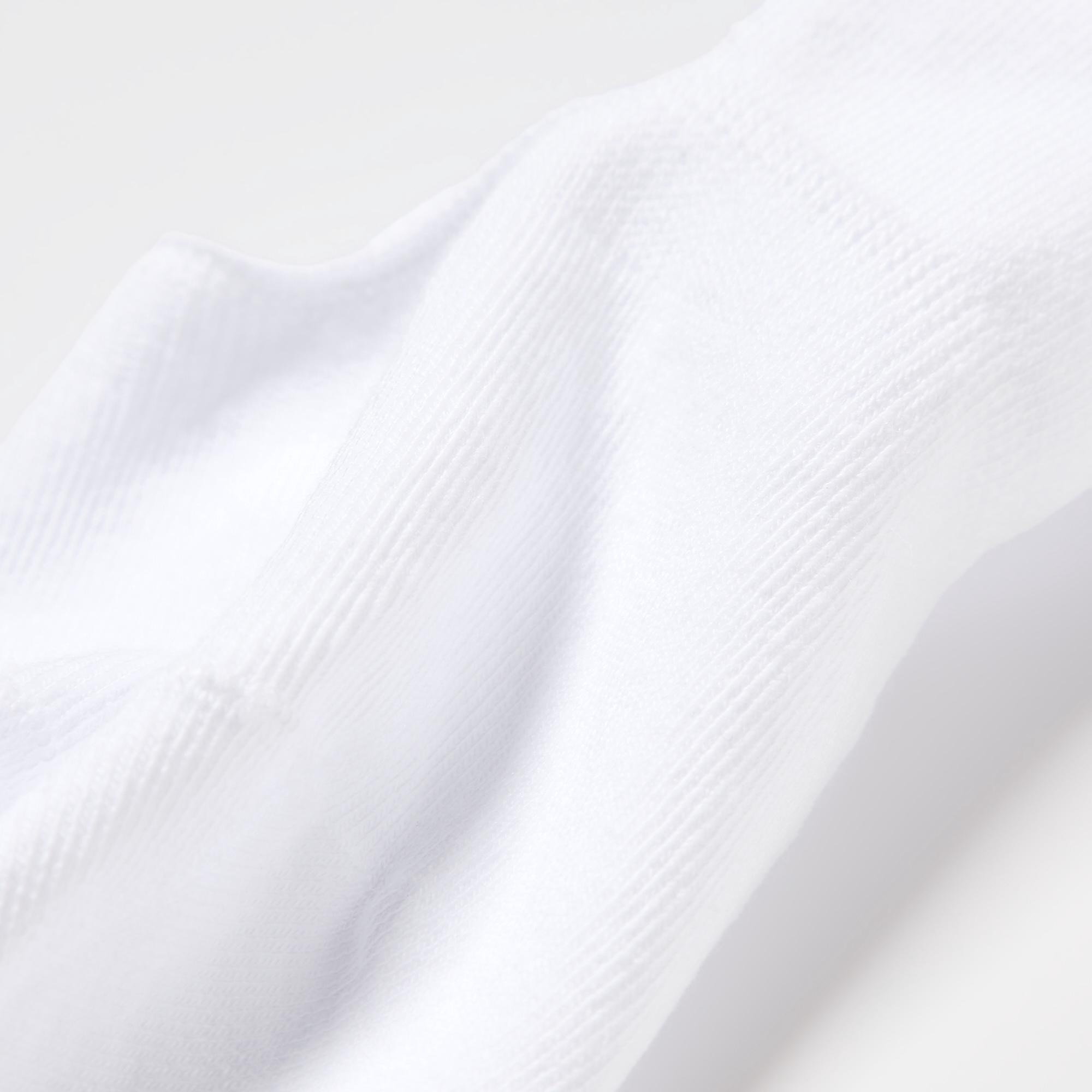Special yarn neutralizes and deodorizes odors. The yarn retains its deodorizing properties even after washing. *It is not permanent.
