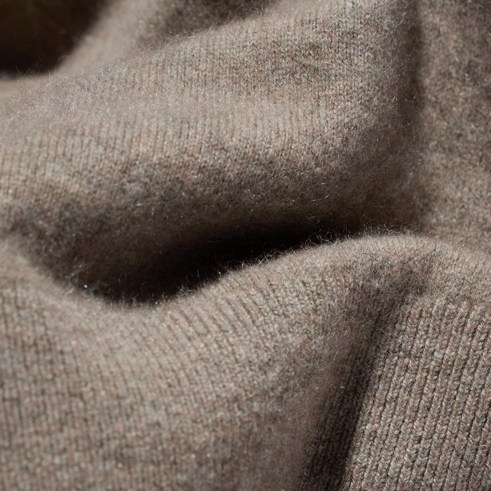 Luxurious, sumptuously soft cashmere. Yarn thickness and knit tension have been perfected for a premium feel. Special pilling-resistant processing ensures the cashmere keeps its soft texture when hand-washed.