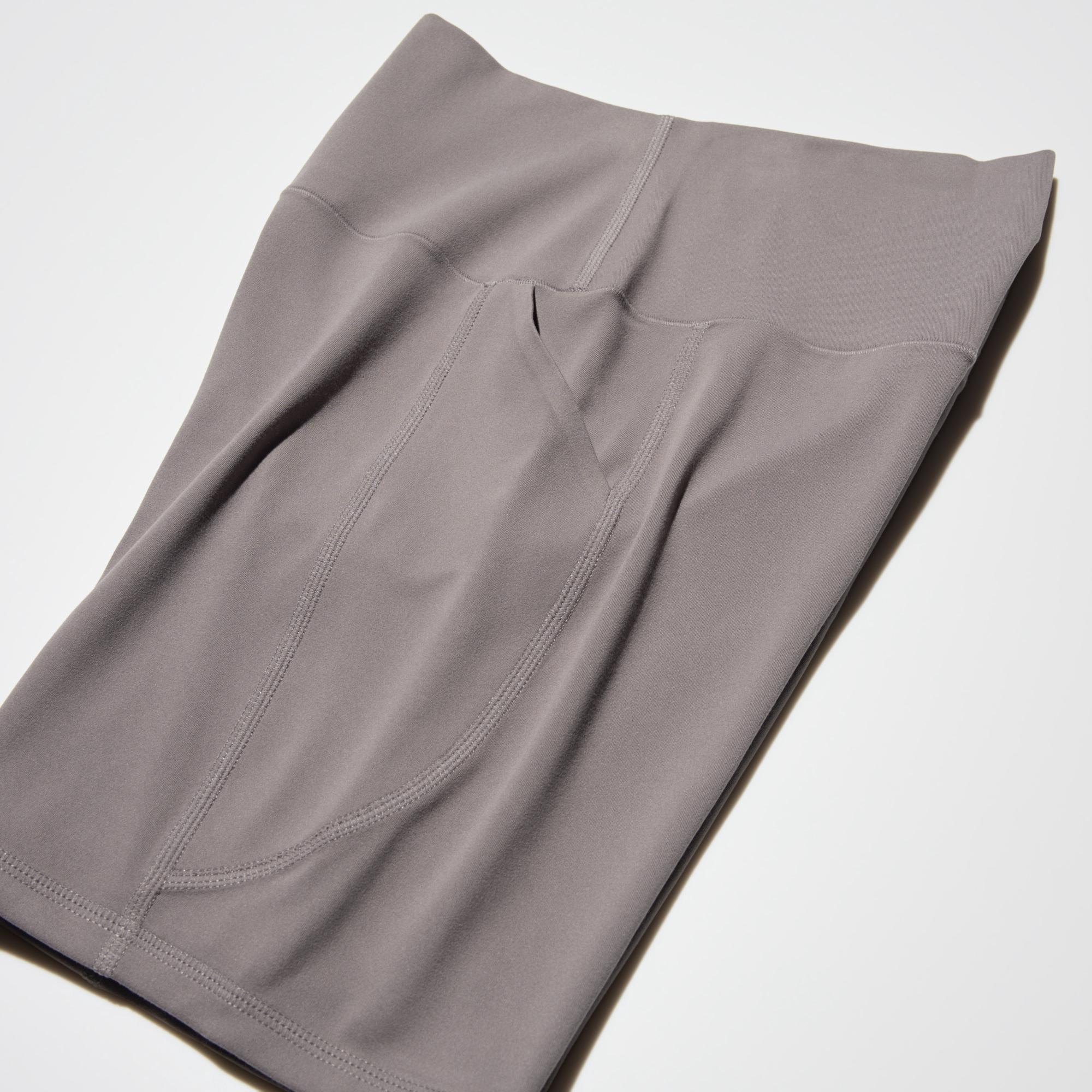 Side pockets big enough for a smartphone.