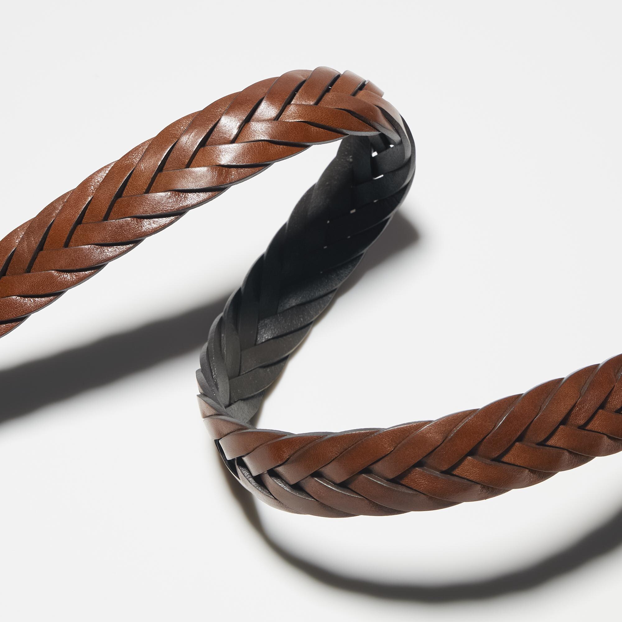 Vegetable-tanned, so the feel and appearance of the leather improves over time. Processed for a distinctive vintage style.