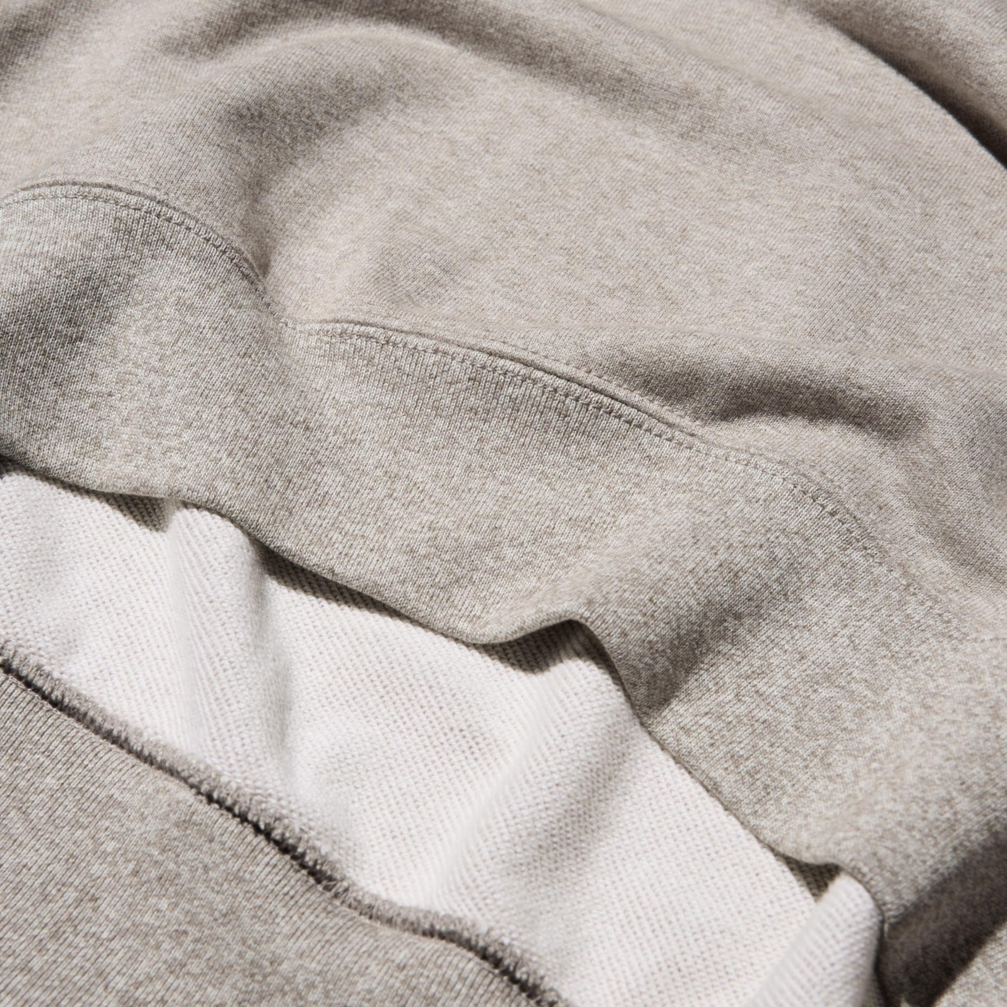 Premium fabric with a fine texture on both sides for a smooth feel. The special looped lining prevents pilling and sagging.
