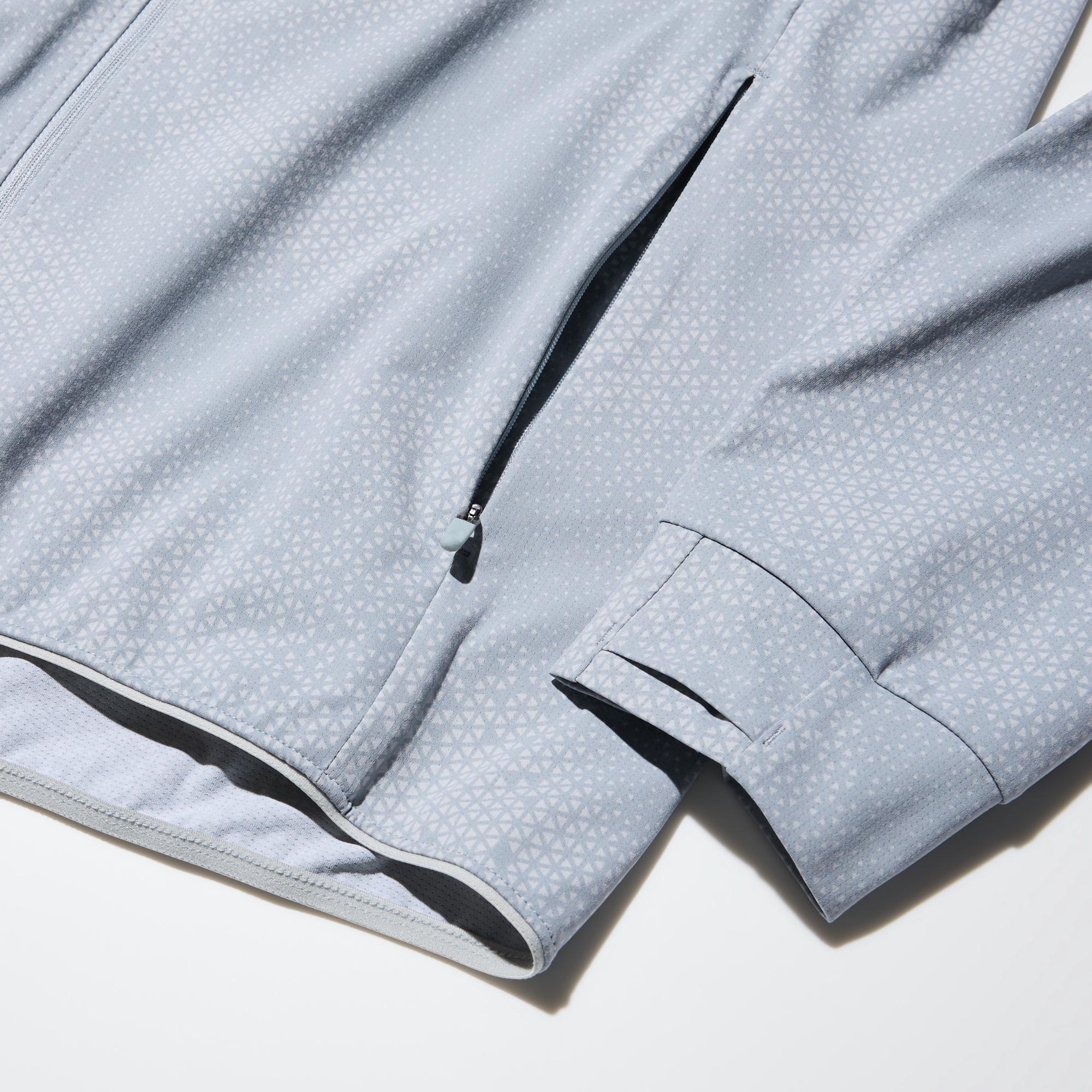 Side pockets with slide fasteners to keep your belongings safe while you exercise.