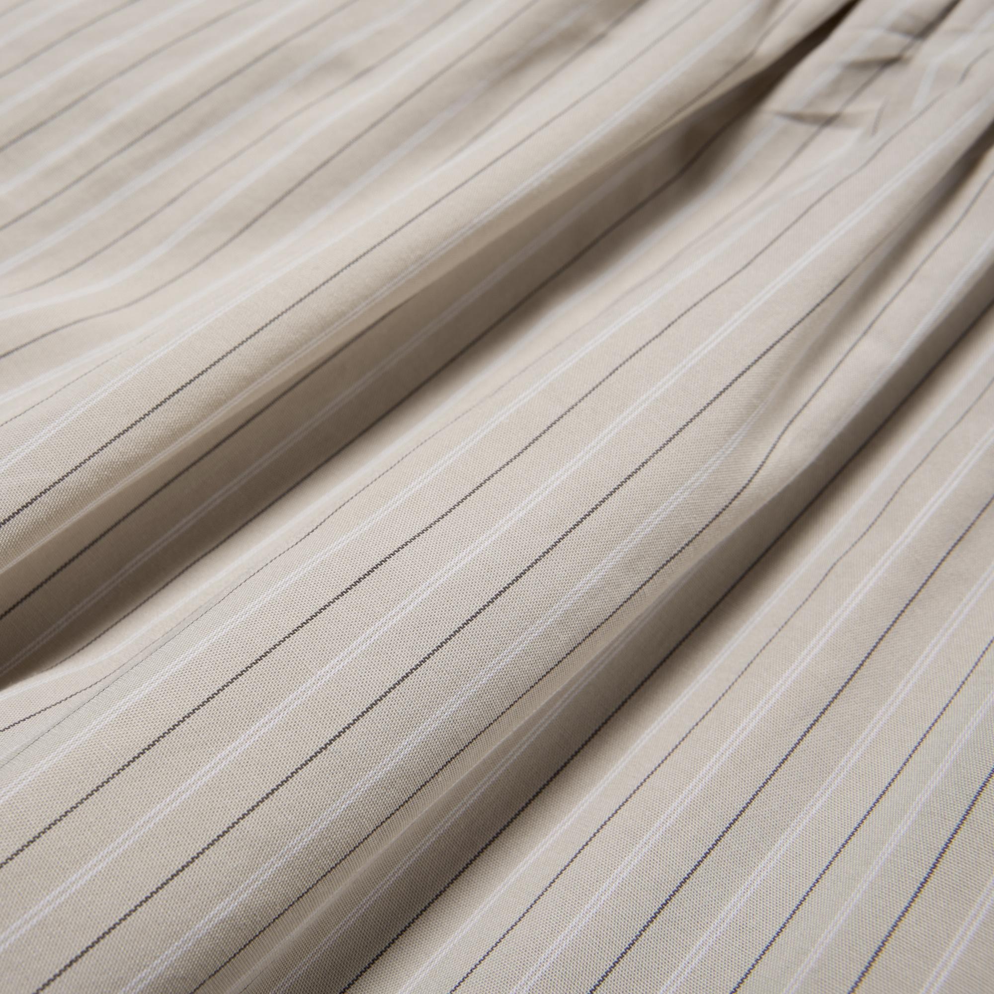 The fabric is made of smooth, crisp 100% cotton. *Please refer to the product care label for the overall cotton content.