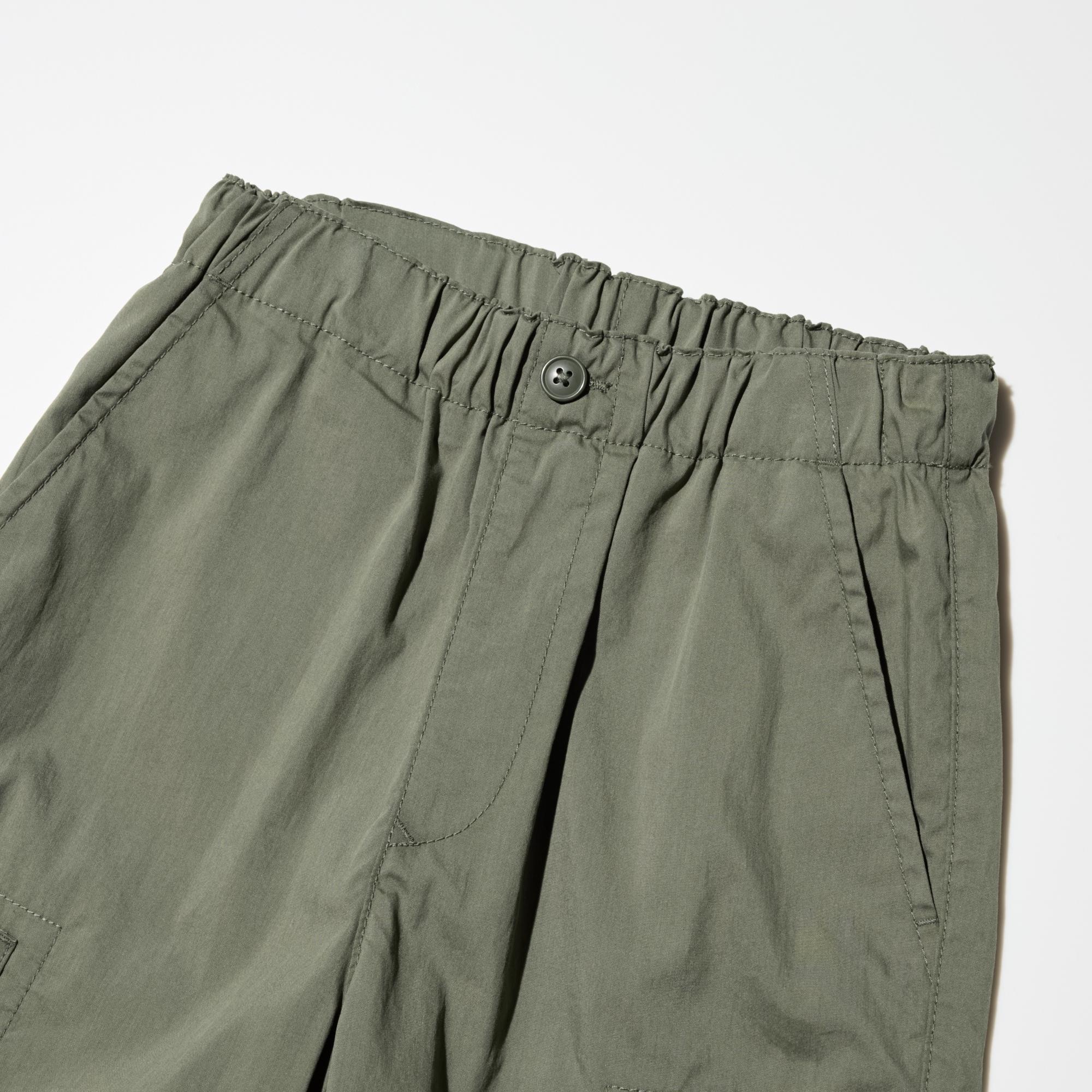 Convenient elastic waistband.
