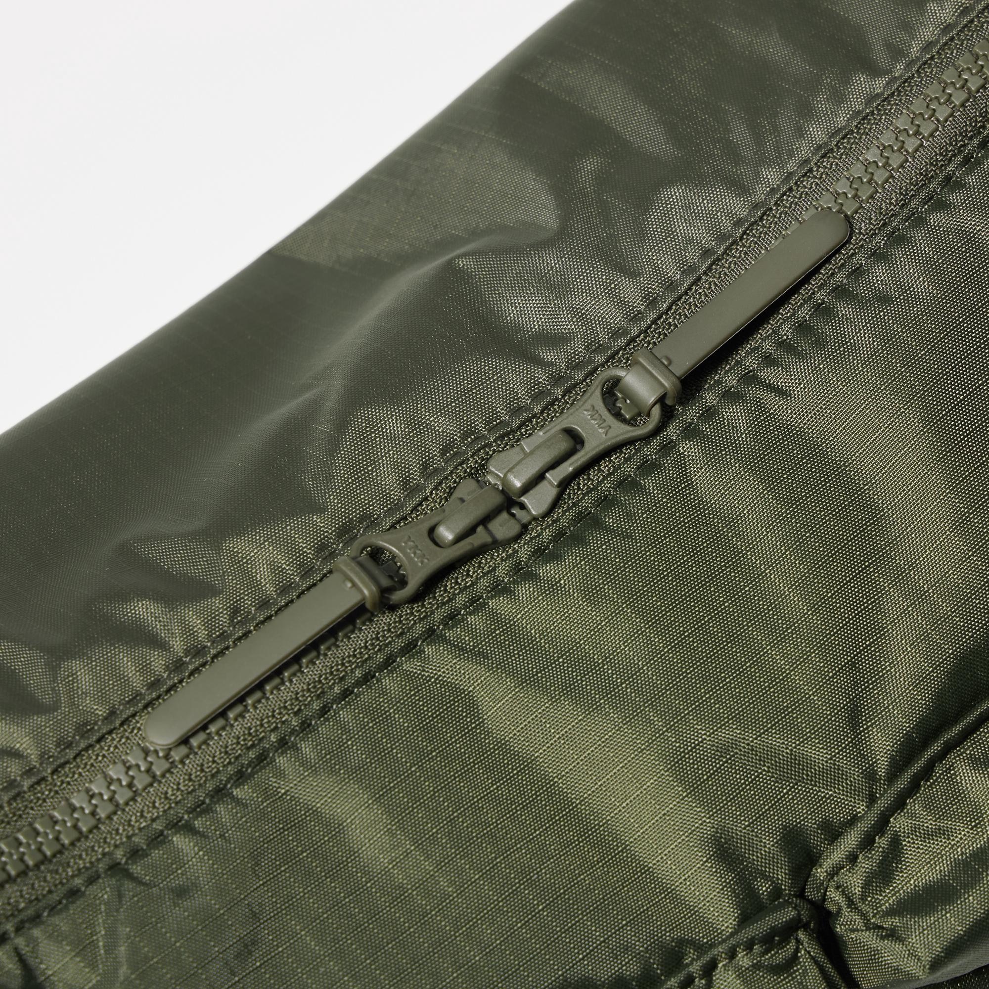The main compartment has a double slide fastener that can be opened and closed from either side.