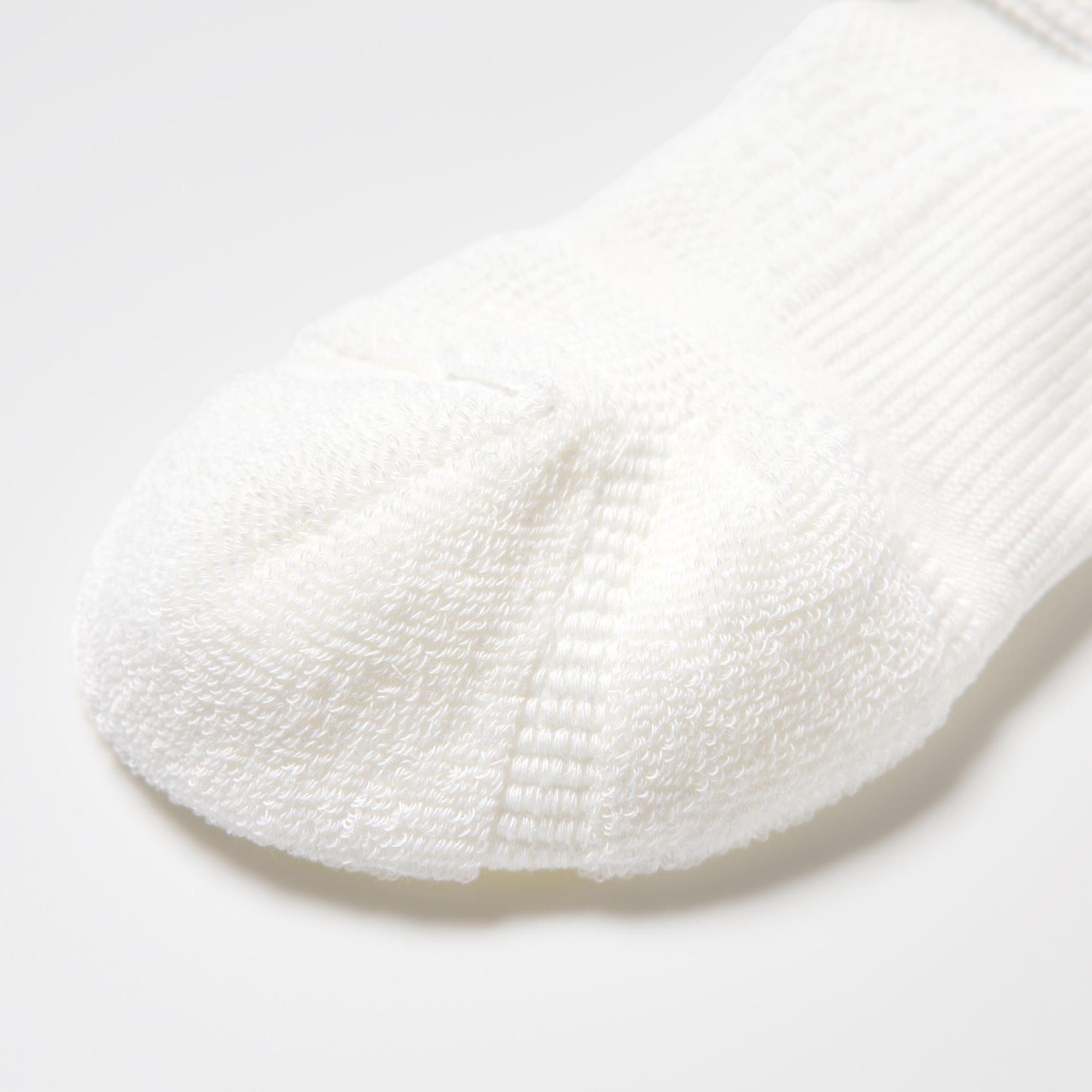 Soft and absorbent pile soles.