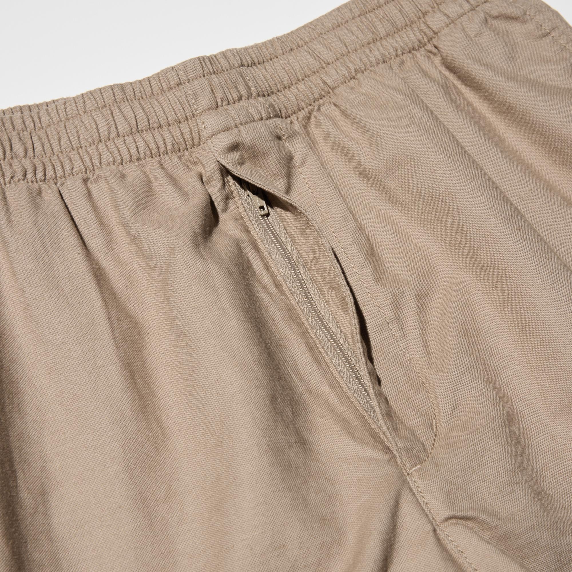 Elastic waistband for easy outfit changes. Front opening with slide fastener.