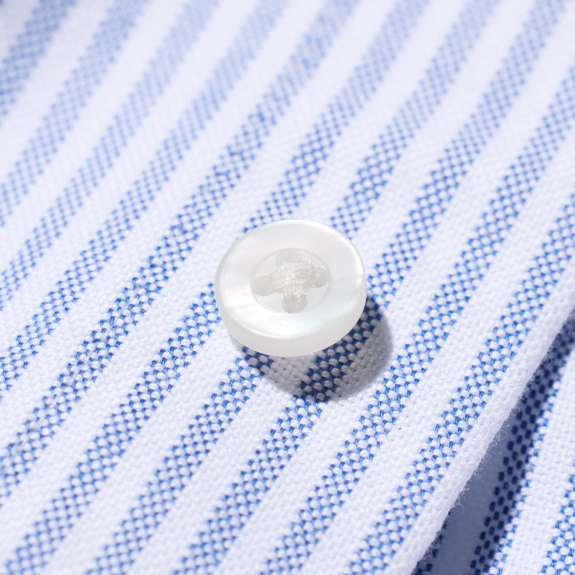 Buttons with rounded edges for easy fastening.