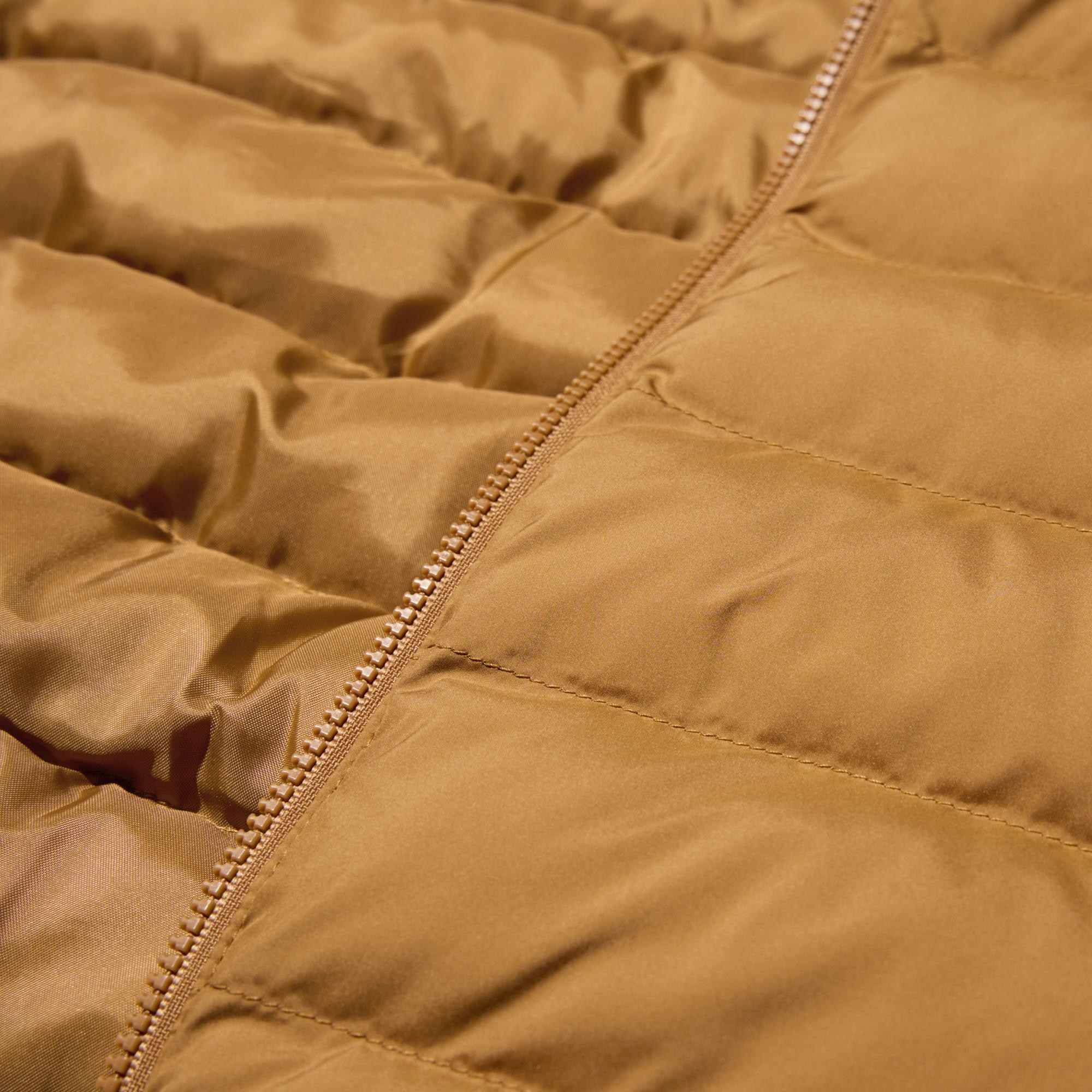 Airy, ball-shaped padding makes it light and warm.