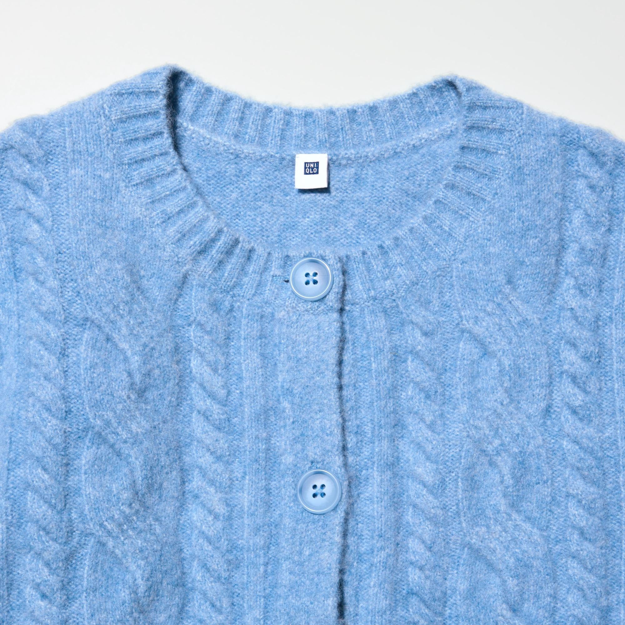 Crew neck in a cable knit.