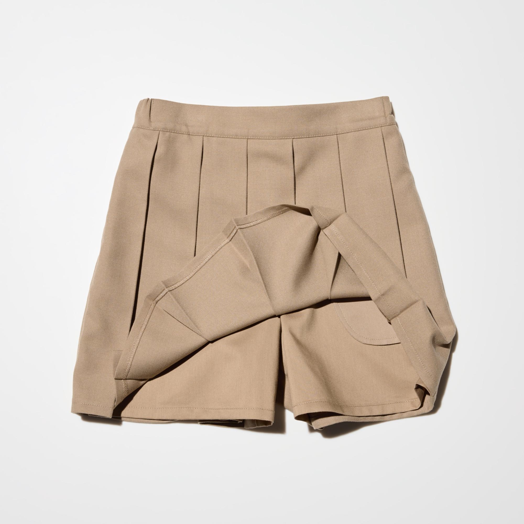 Looks like a skirt from the front and shorts from the back. Combines the style of a skirt and the easy movement of shorts. Mini length that can be worn comfortably and with peace of mind.
