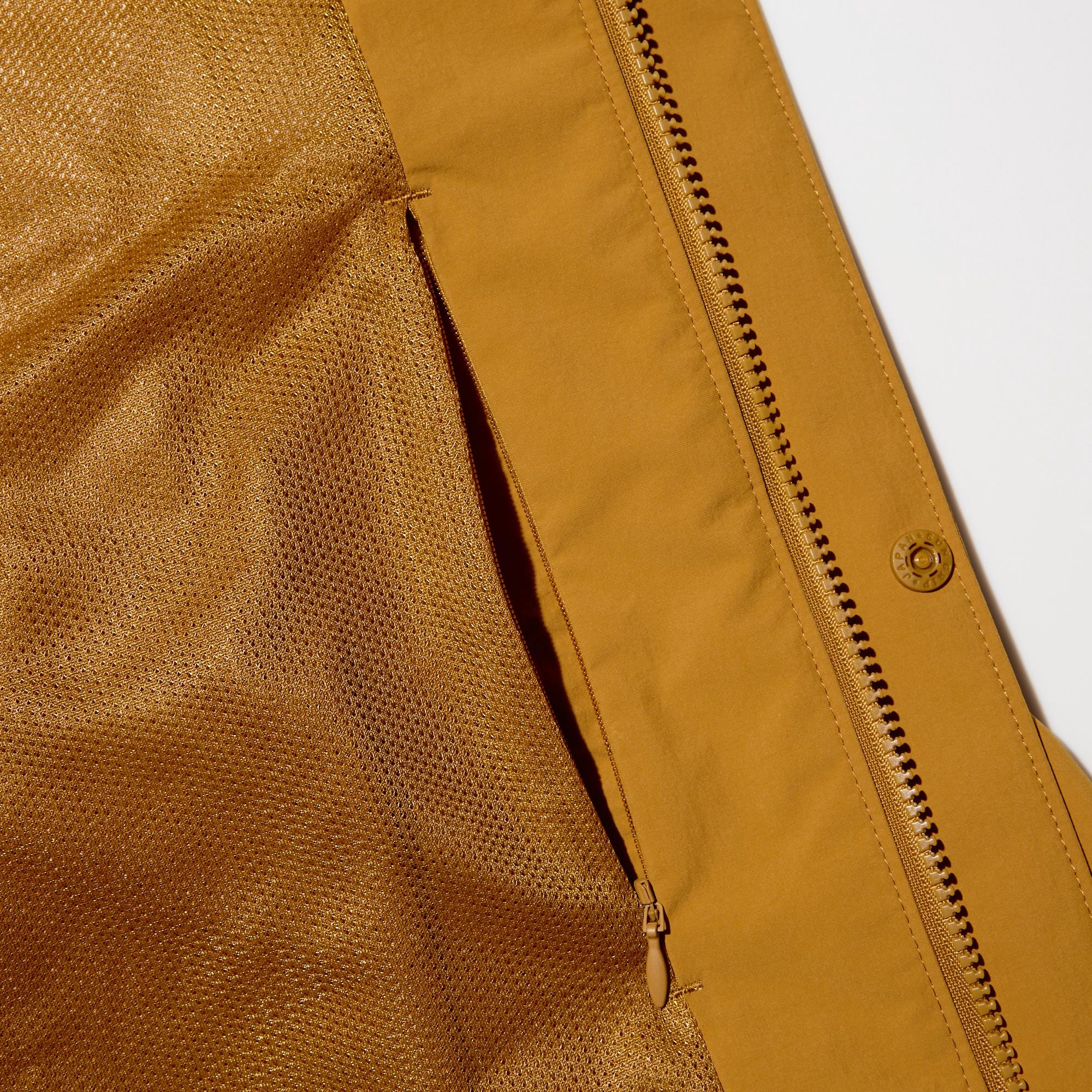 Practical design with waist pockets and interior pockets.