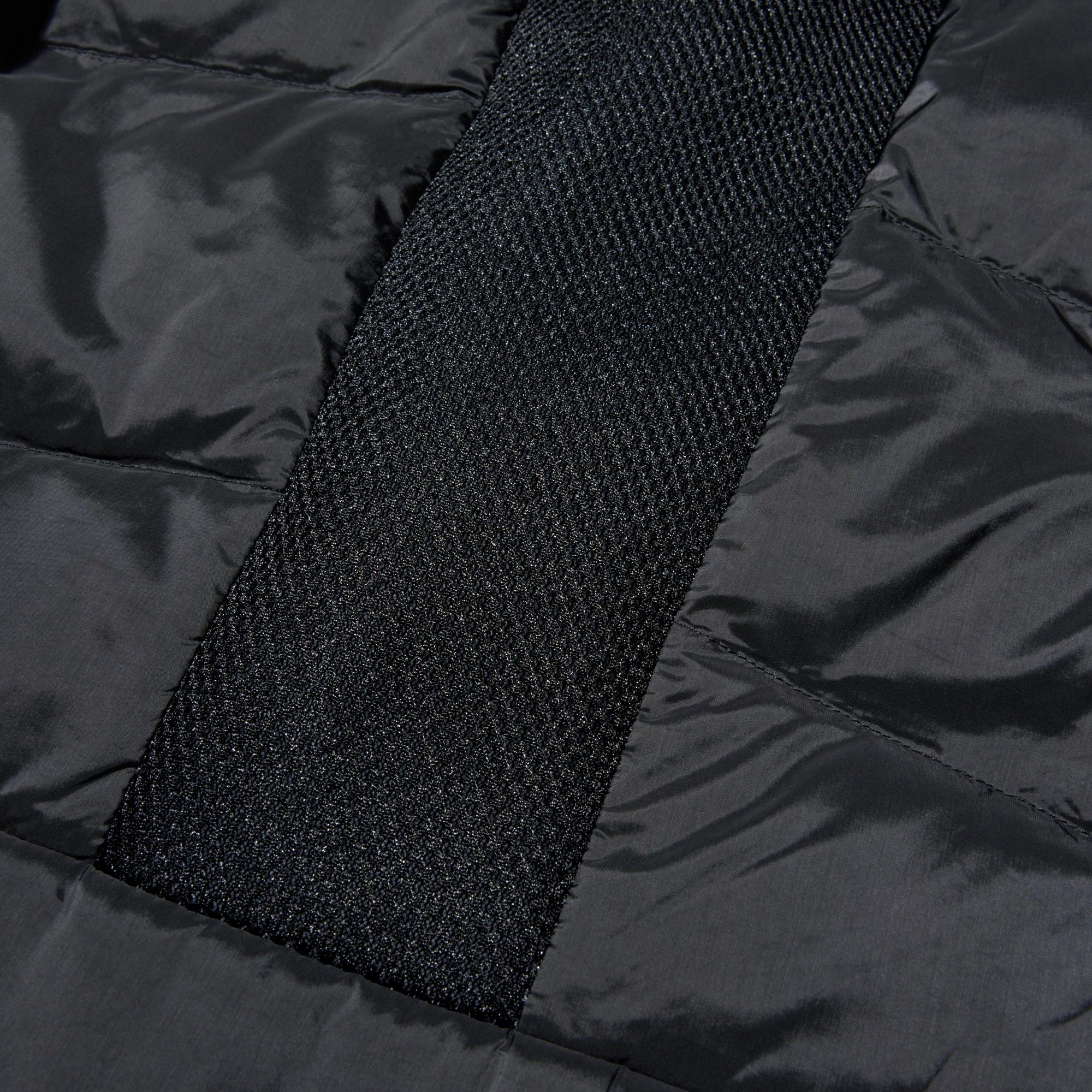 Ventilation construction with mesh inside the back to keep you feeling fresh.