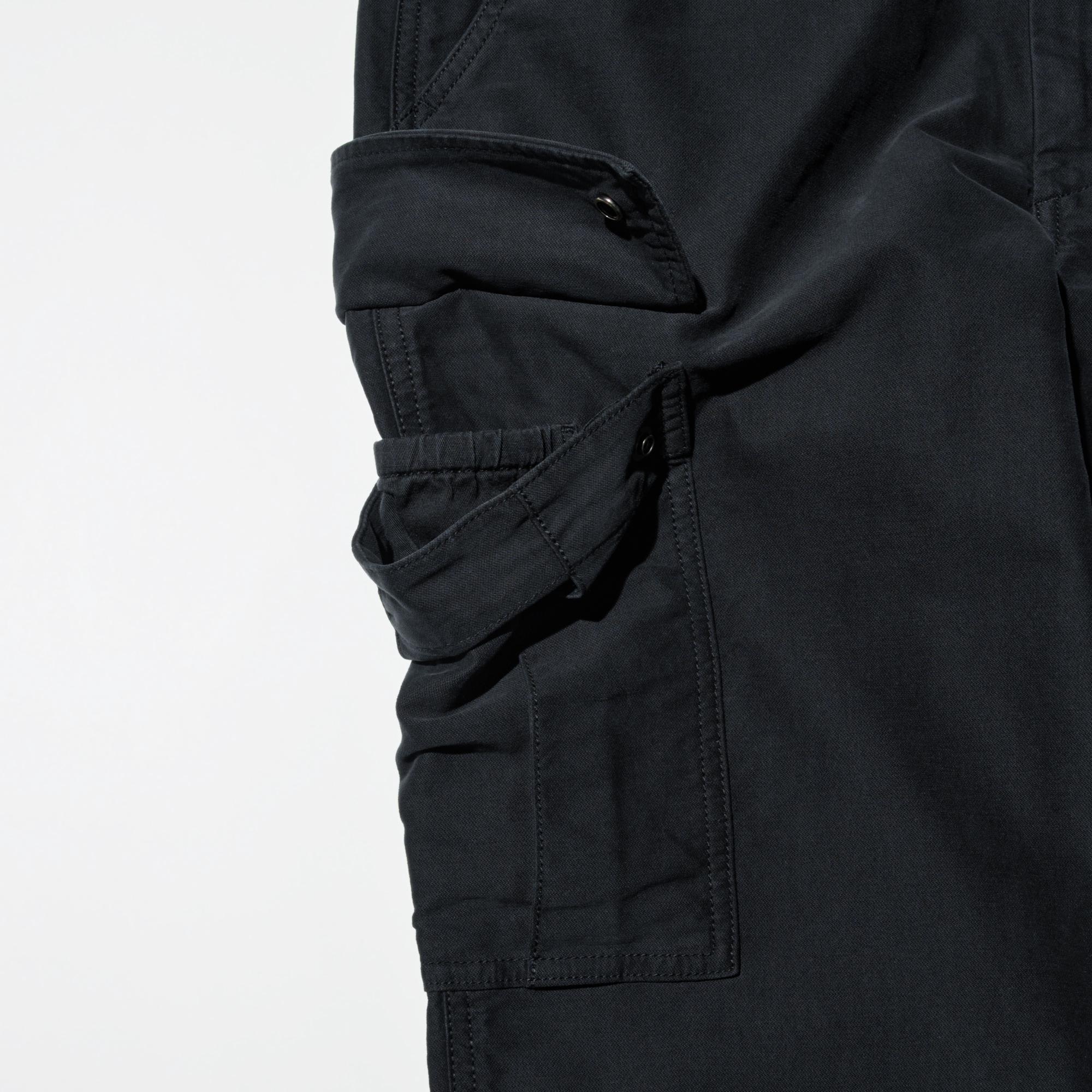 The right-side cargo pocket features an inner pocket.