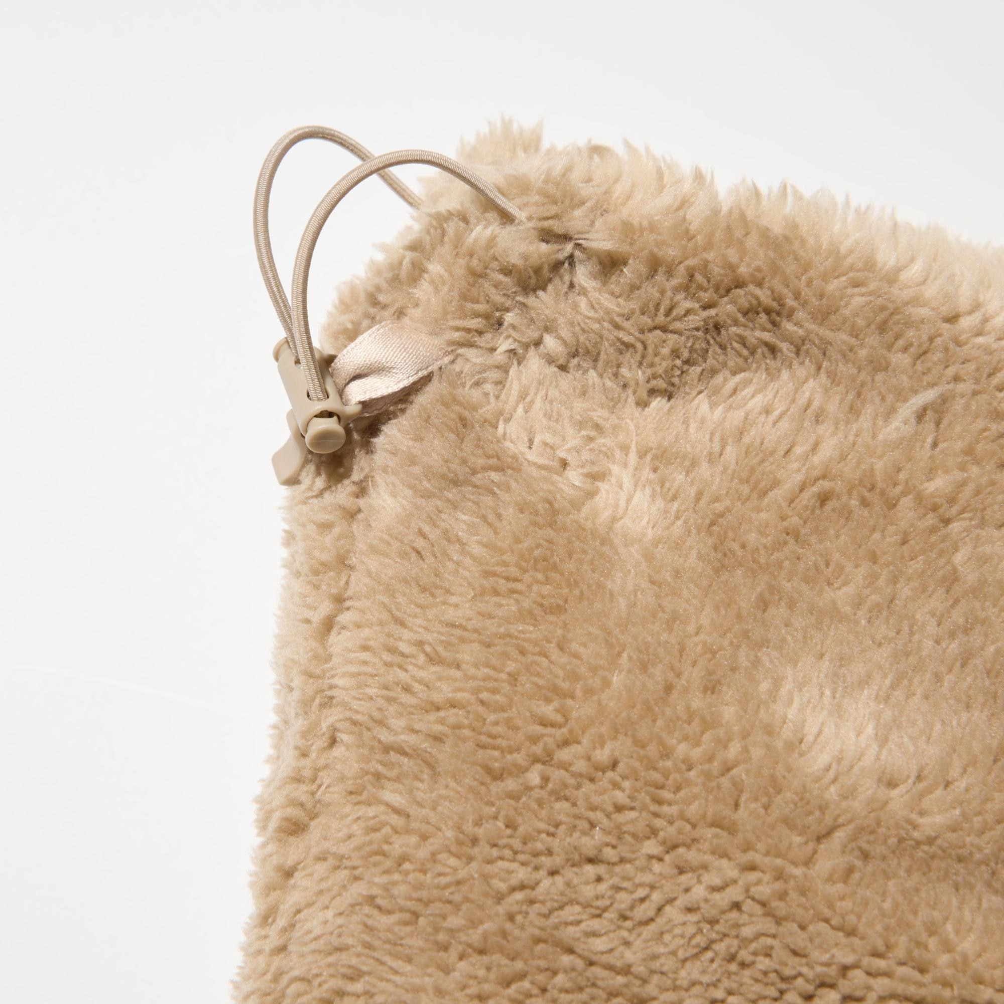 Designed to achieve a close fit at the neck for extra warmth. Drawstring lets you adjust the fit.