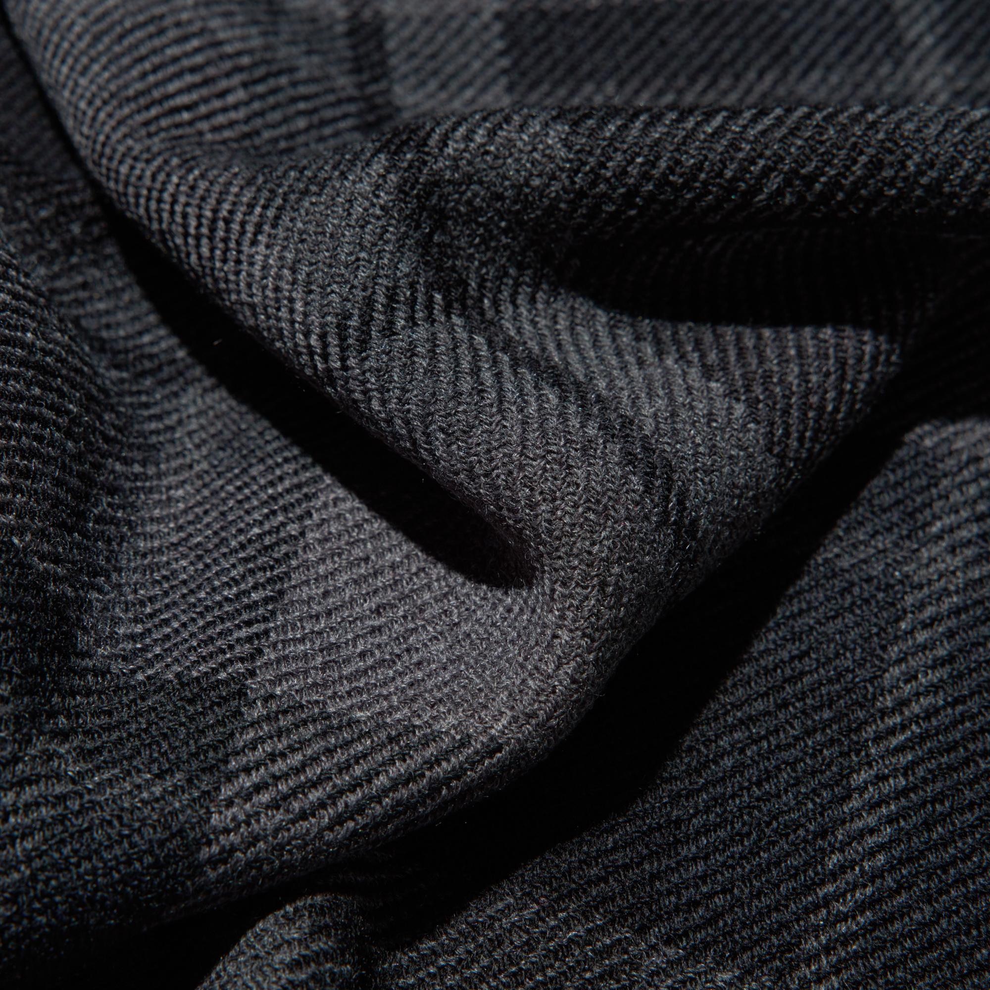 Made with fine wool for a natural feel without the itch. Premium fabric resists pilling and has a brushed feel.