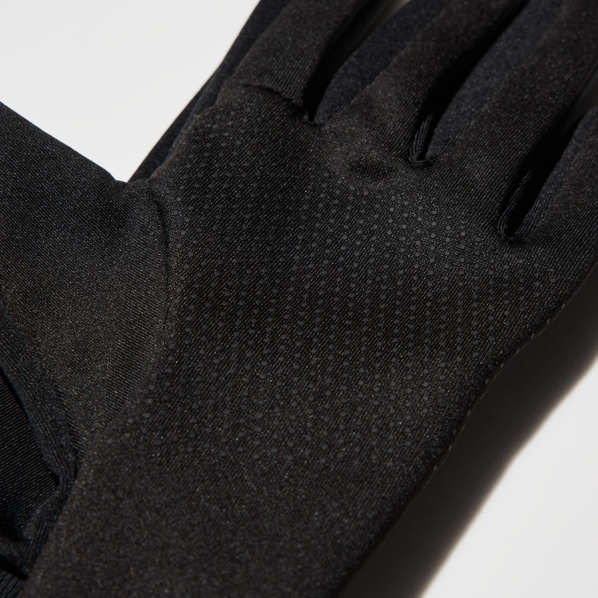 Thin and smart design in contouring fabric. Non-slip finish on the palms.