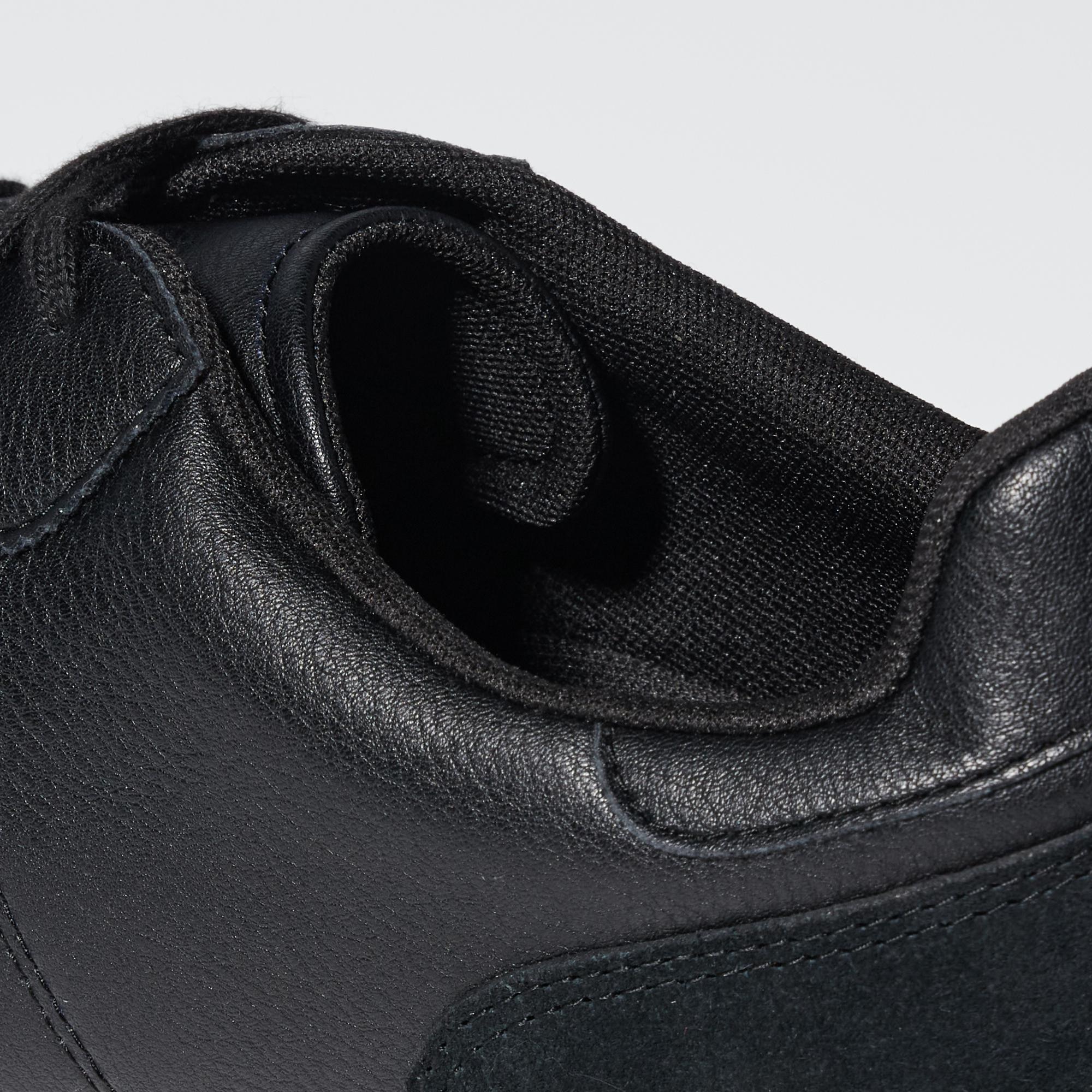 Curved tongue design and cushioned at the opening for a comfortable fit. Breathable mesh lining.