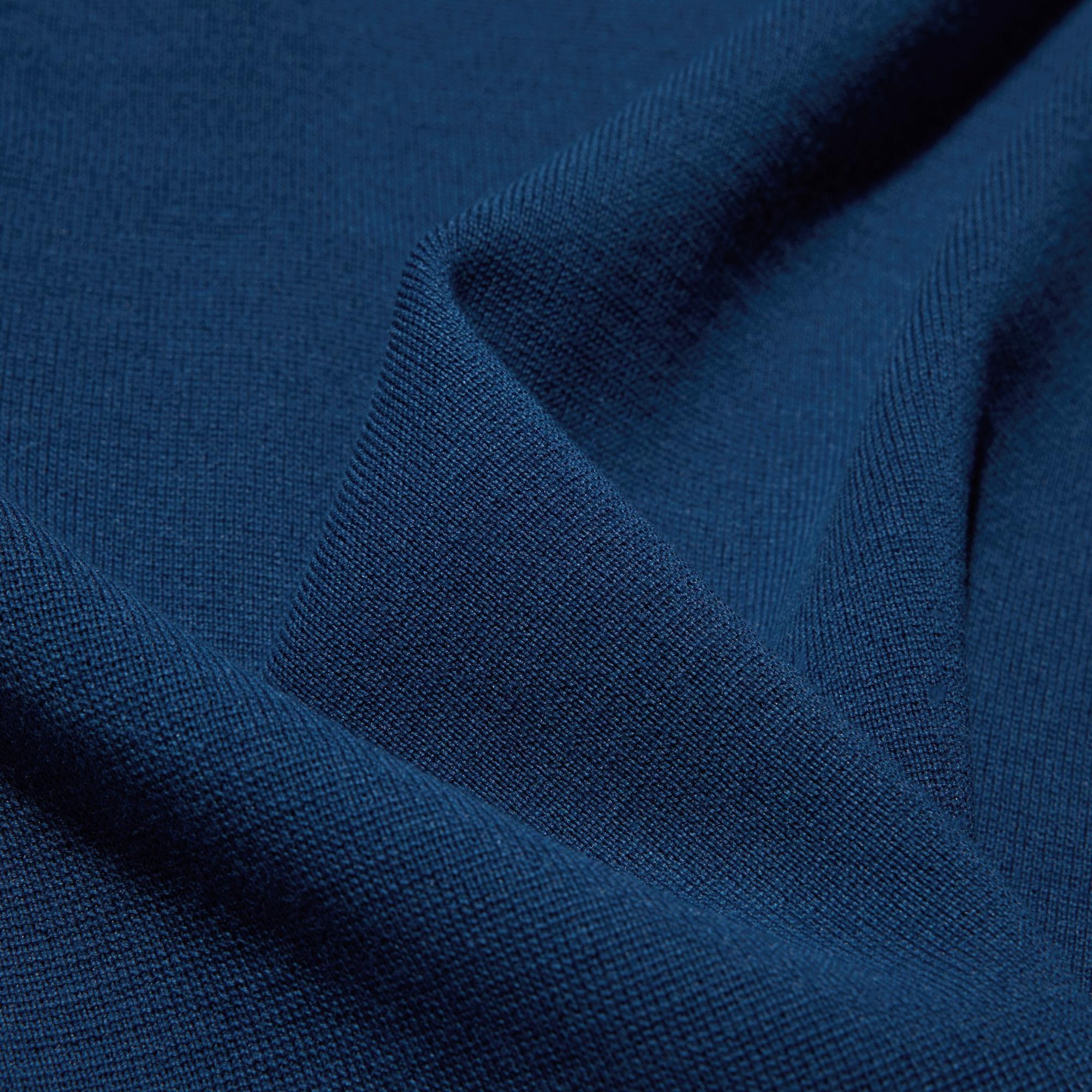 Қытырлақ тоқылған мата әдемі силуэт жасайды.