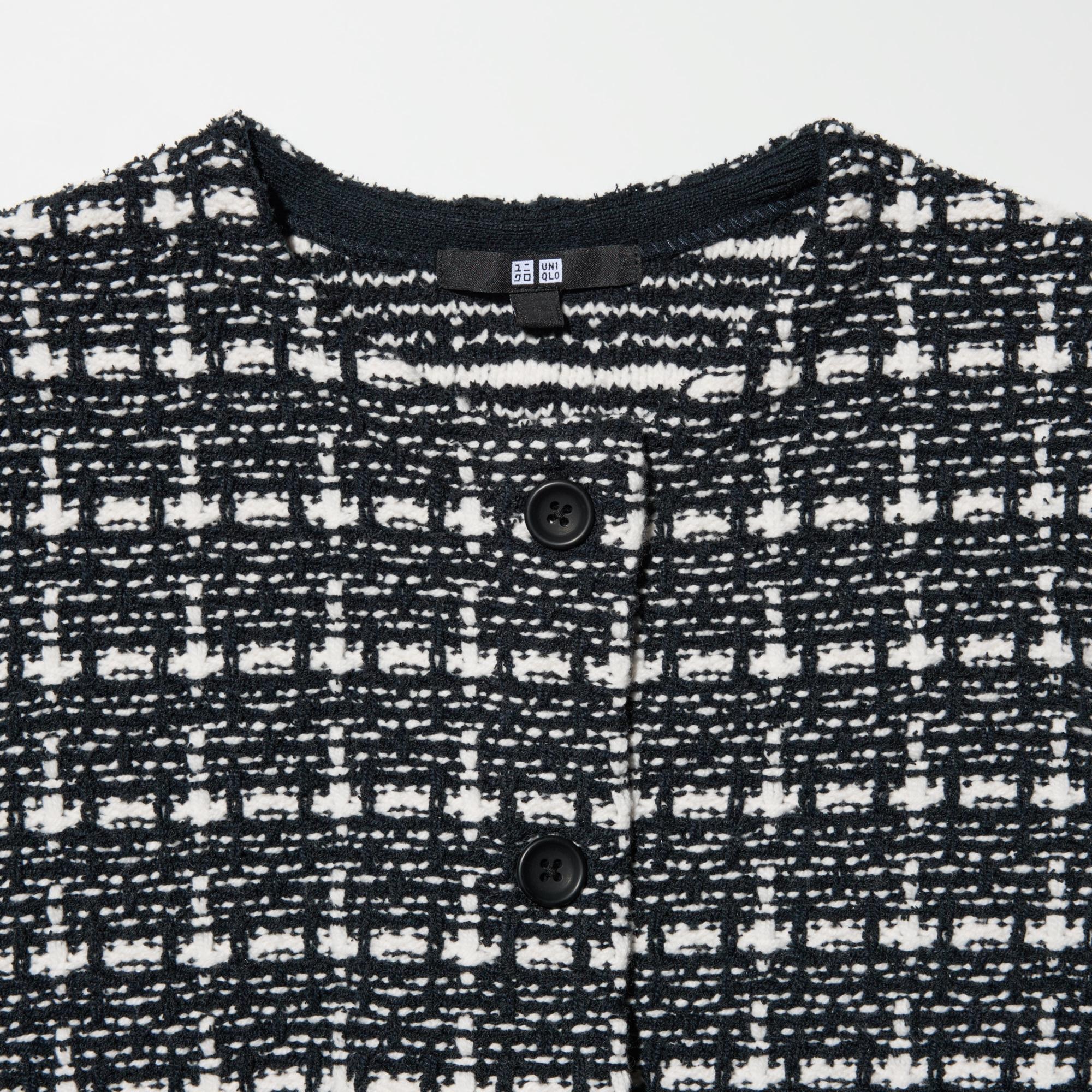Collarless design and large buttons create an elegant impression.