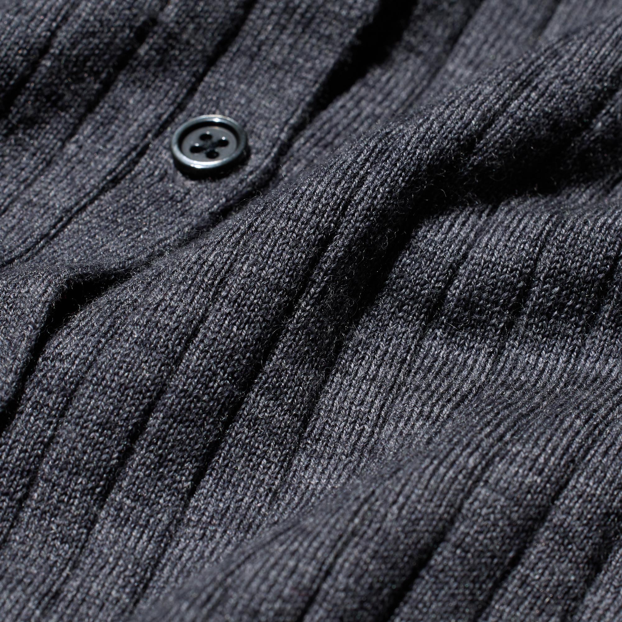 The smooth feel of 100% Extra Fine Merino wool. Wide-ribbed for a less figure-hugging fit.
