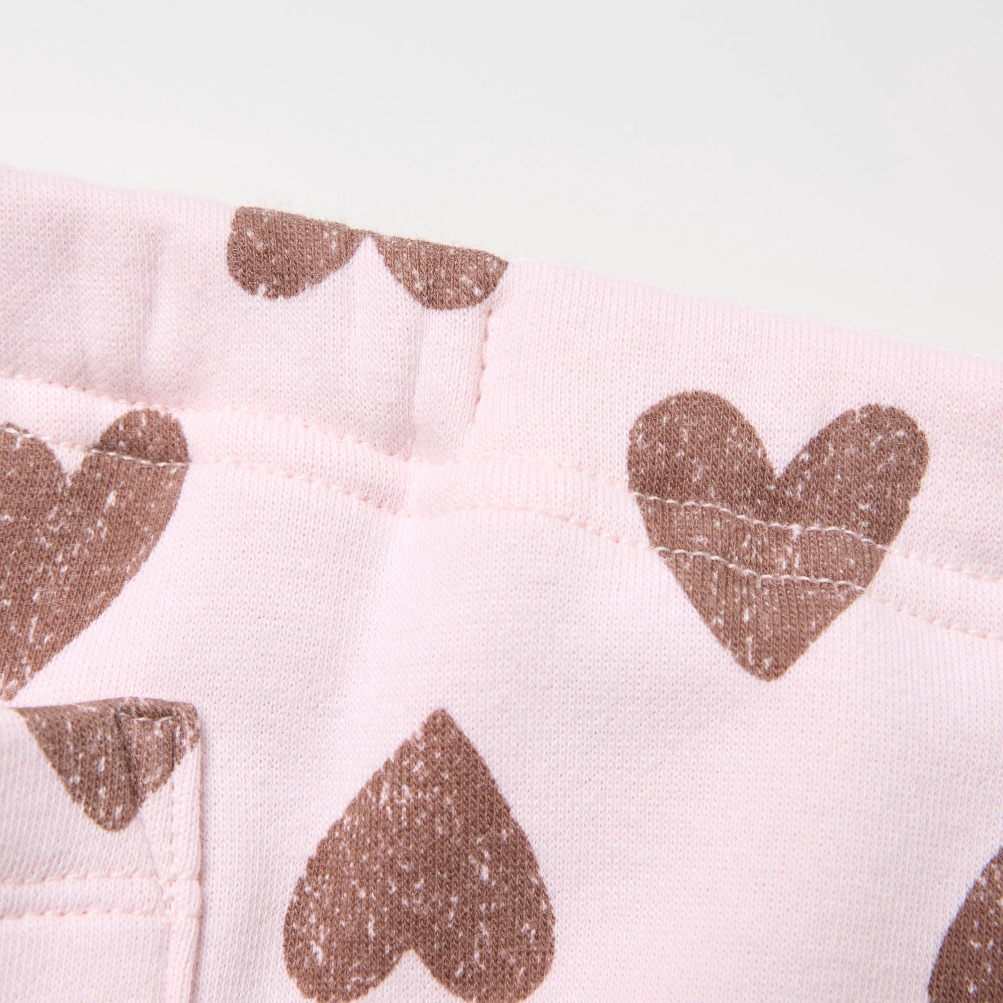 The elastic waistband is secured on the right side to prevent twisting.