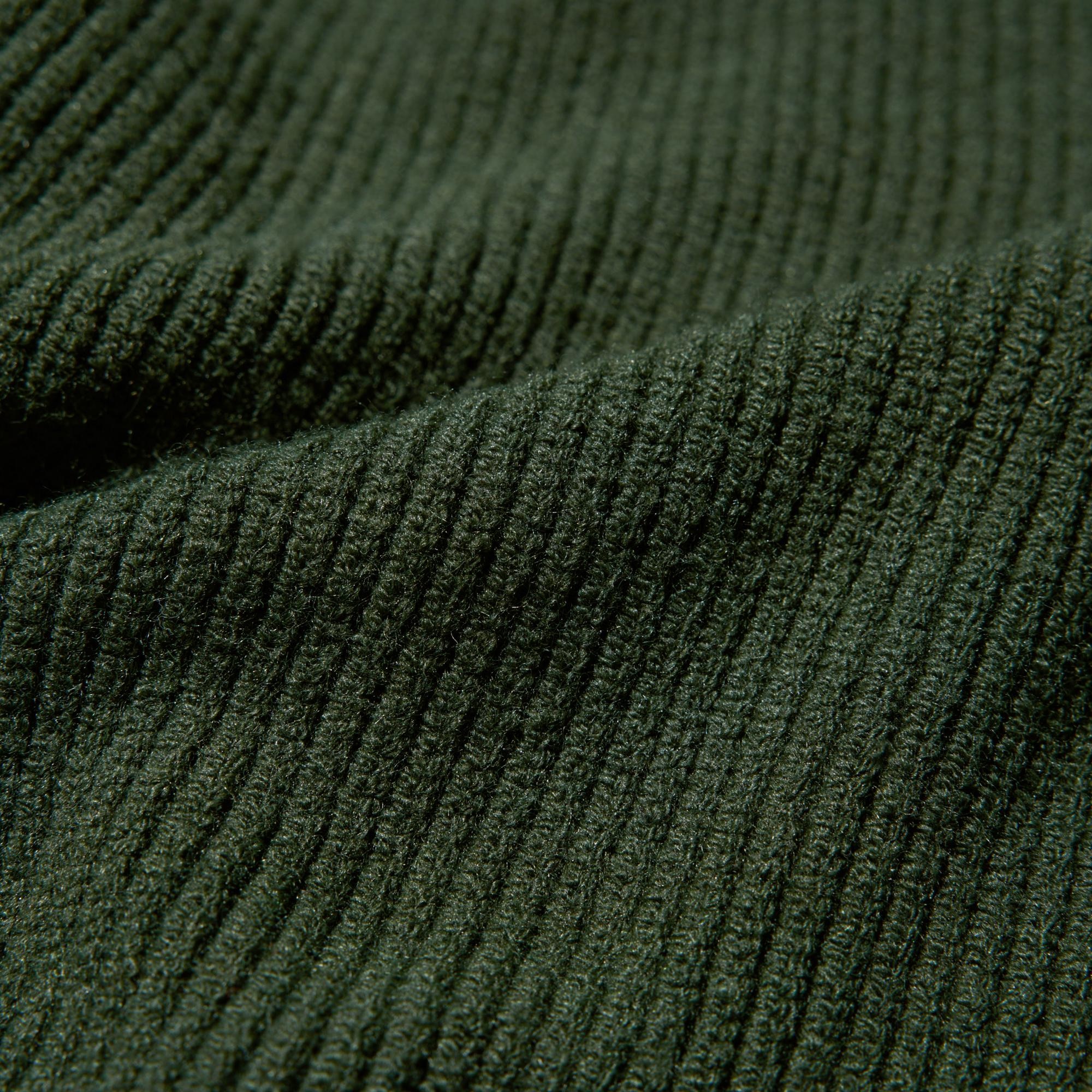 We’ve adjusted the thread for warmth and a quintessential knit look. Soft and non-itchy 'Souffle Yarn'.