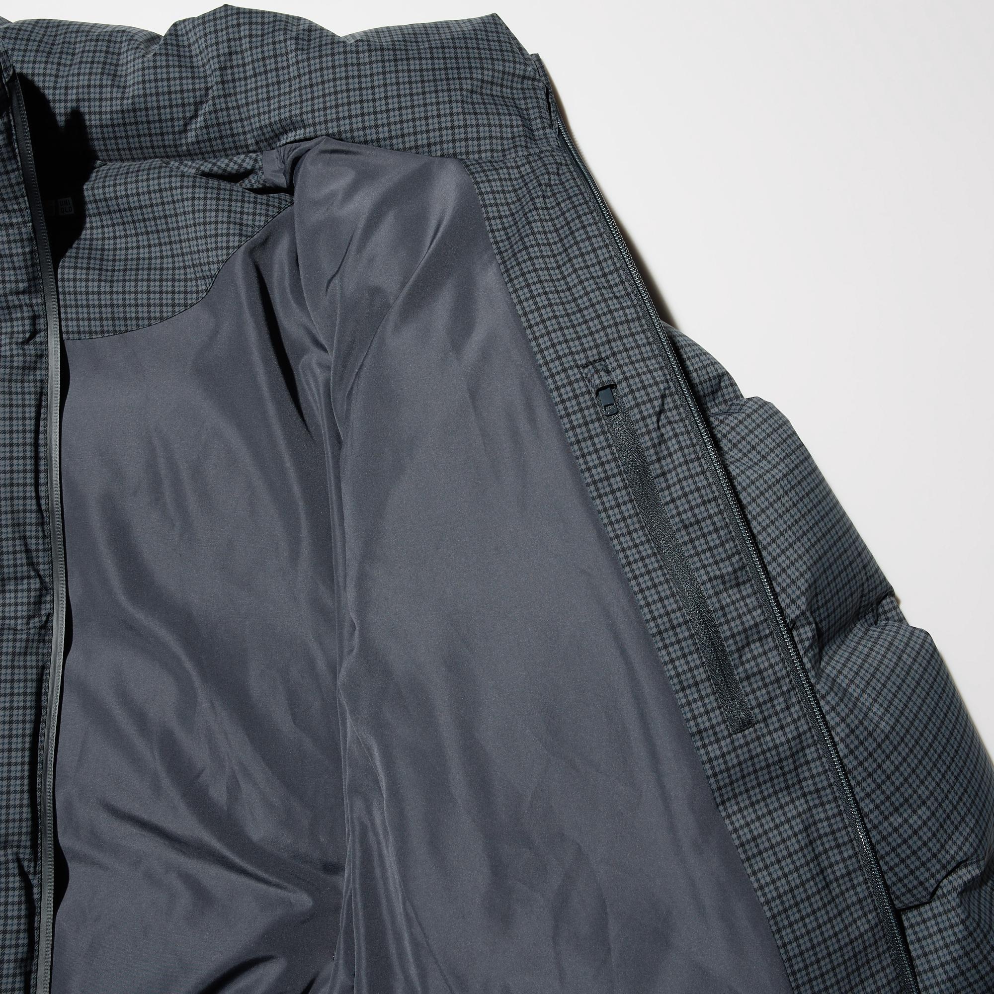 Inner pocket with slide fastener.