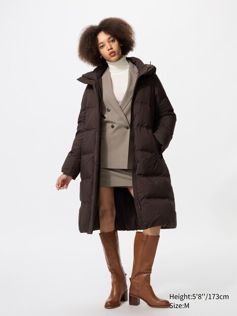 Длинное бесшовное пуховое пальто Uniqlo темно-коричневого цвета