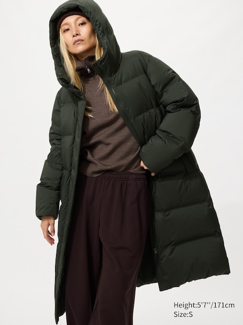 Длинное бесшовное пуховое пальто Uniqlo оливкового цвета