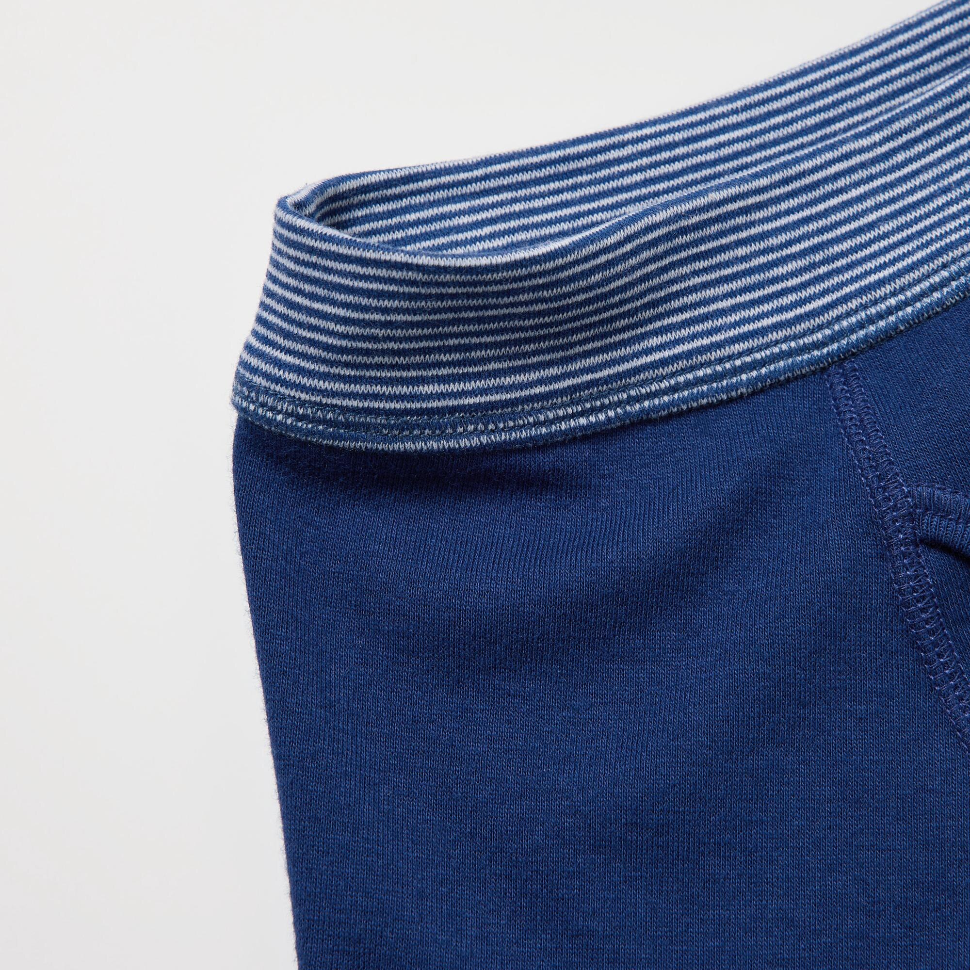 Seamless type ribbed waistband for a comfortable fit.
