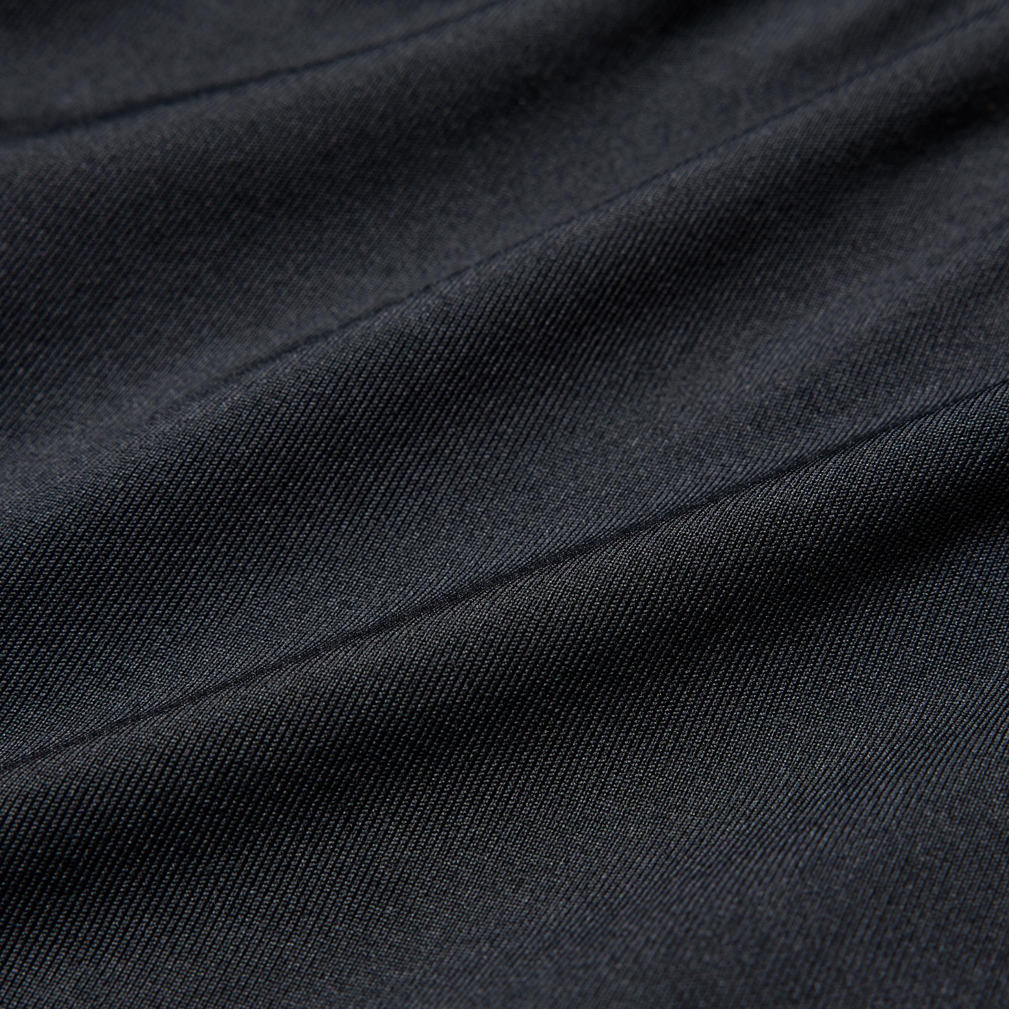 Smooth 'AIRism' fabric for stay-fresh comfort.