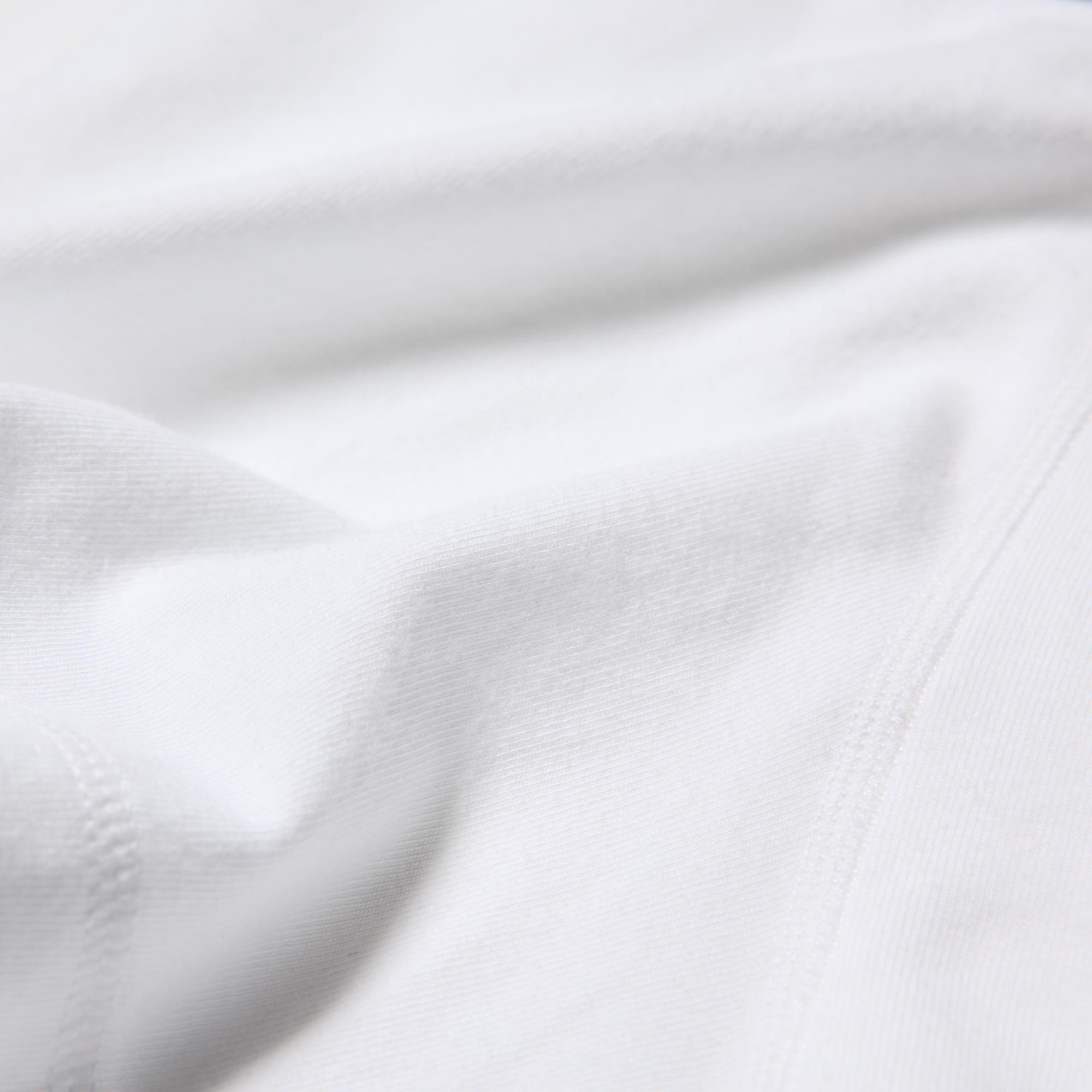 Pilling-resistant fabric for a premium look and a smooth feel.