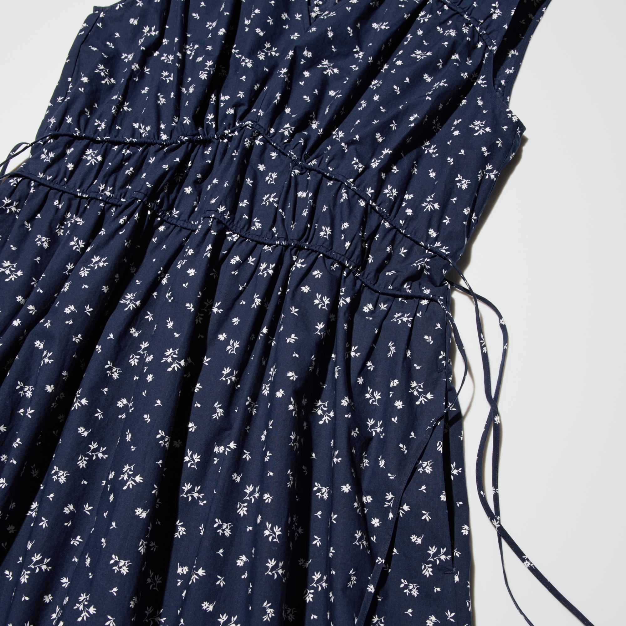 Gathered waist design. The silhouette can be adjusted by tightening the ribbon.