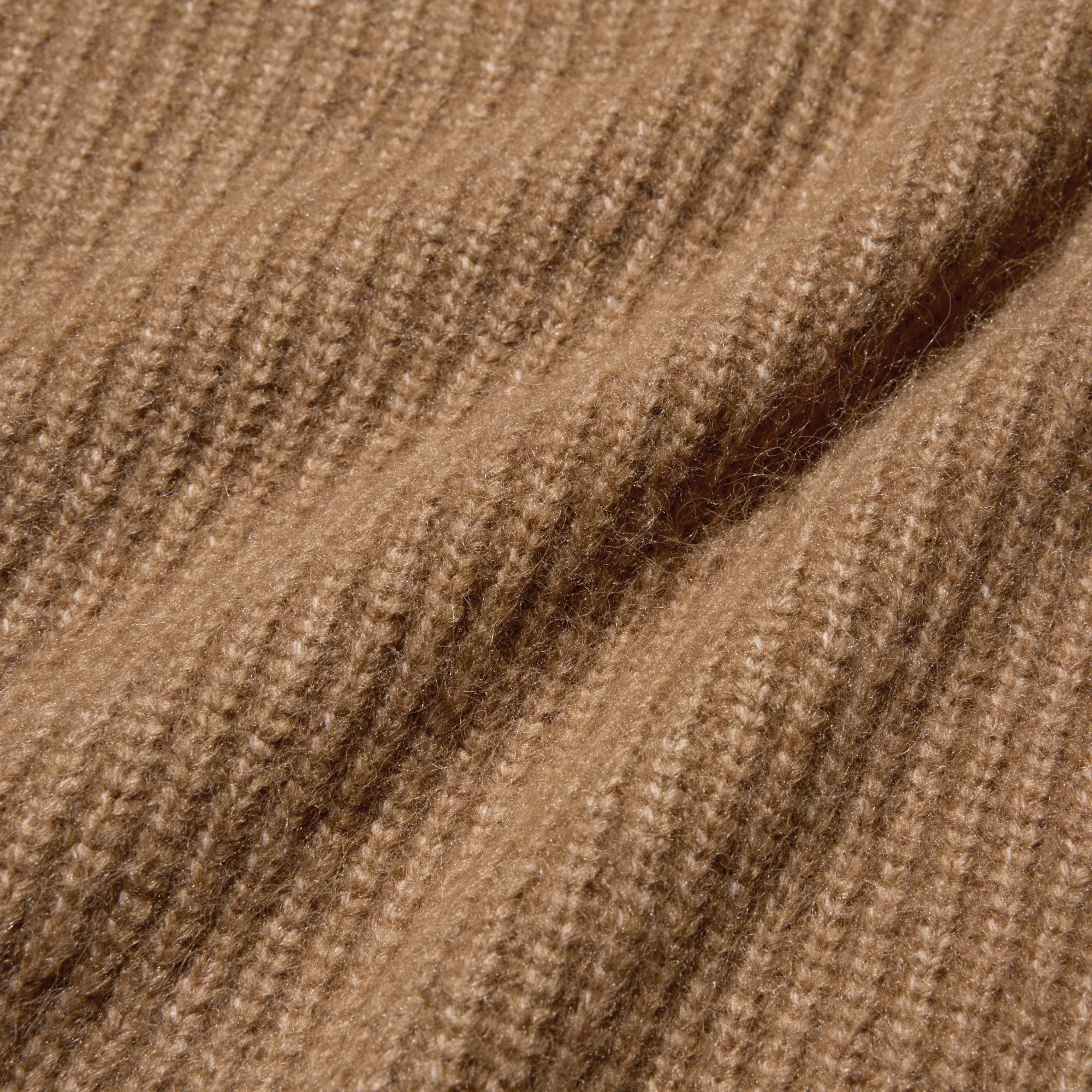 Warm, fluffy yarn, long-pile fabric. *Use a lint roller to remove fluff.