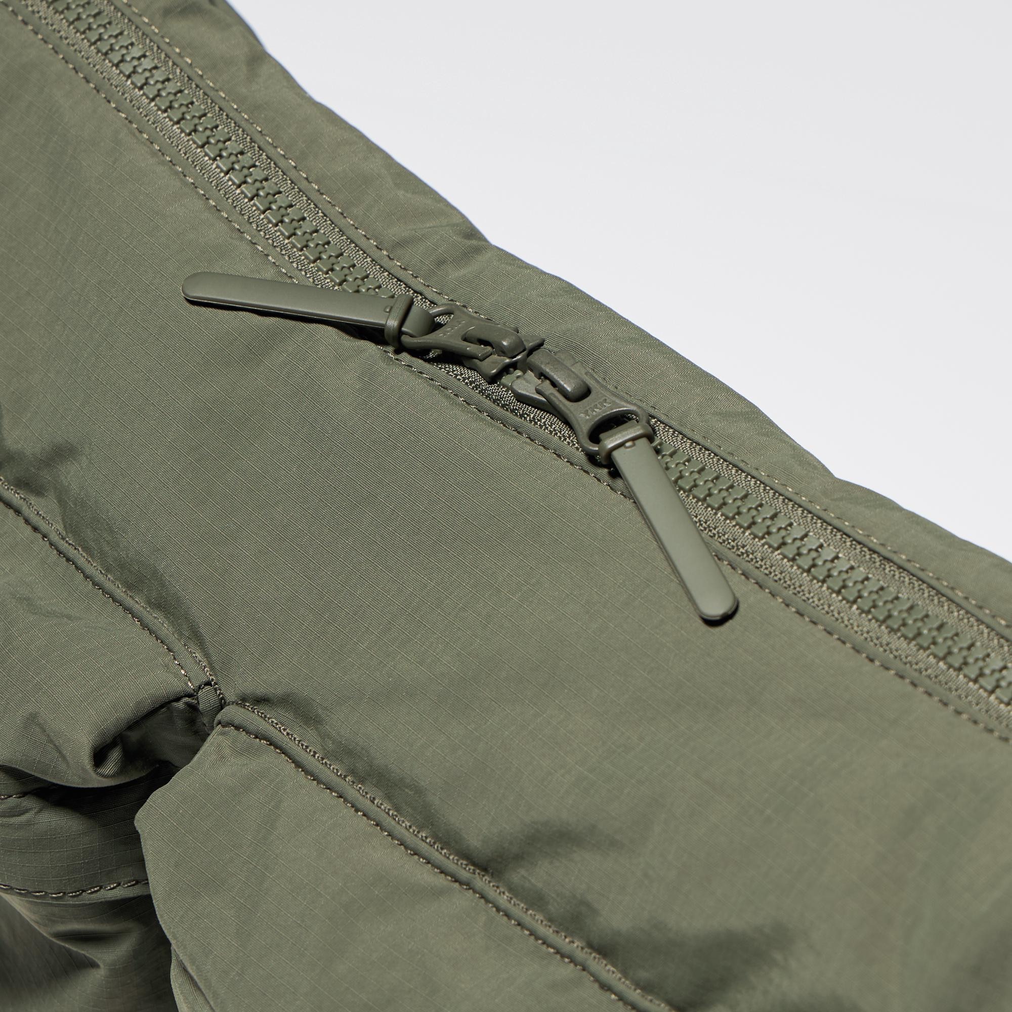 The main compartment has a double slide fastener that can be opened and closed from either side.