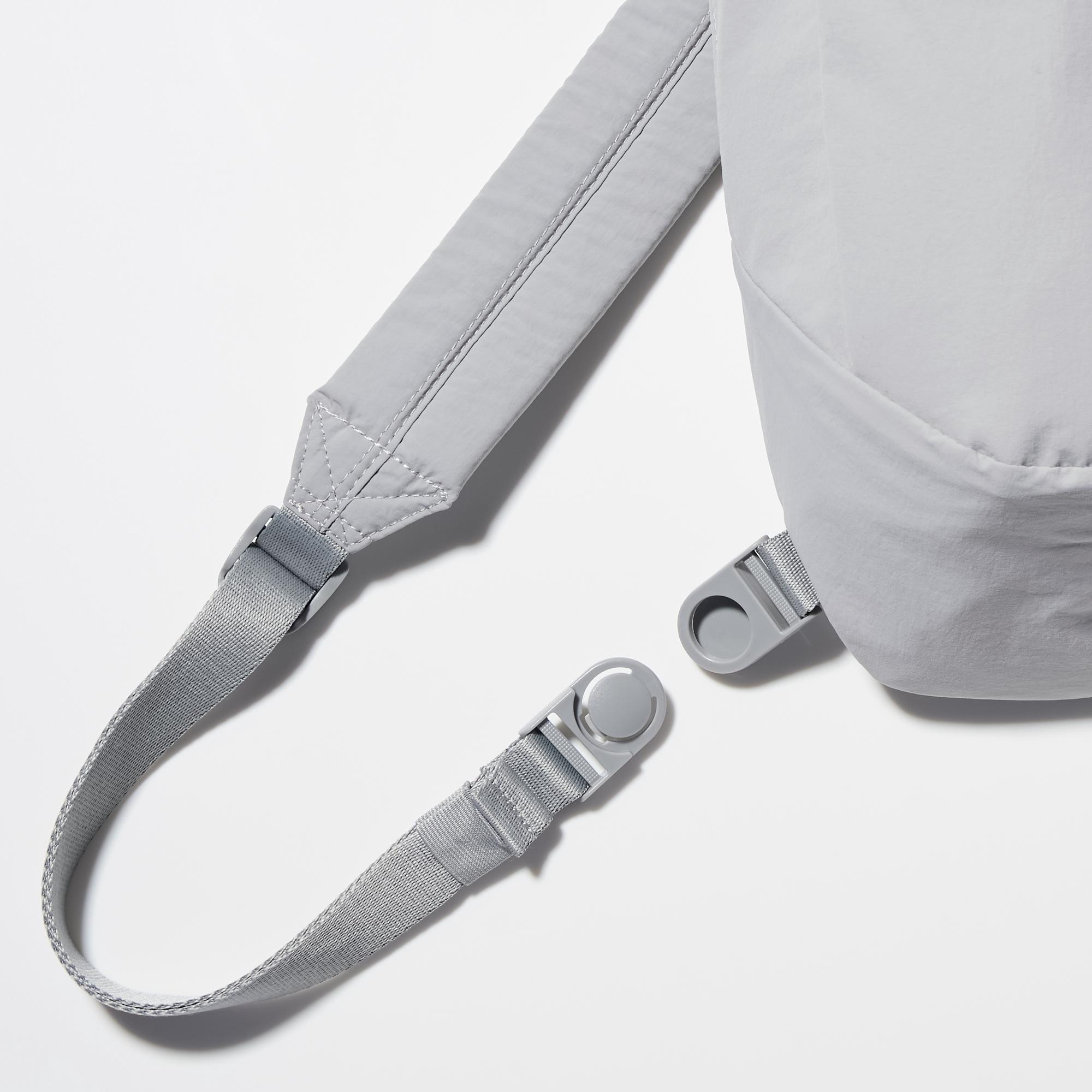 Adjustable shoulder strap allows flexible usage.