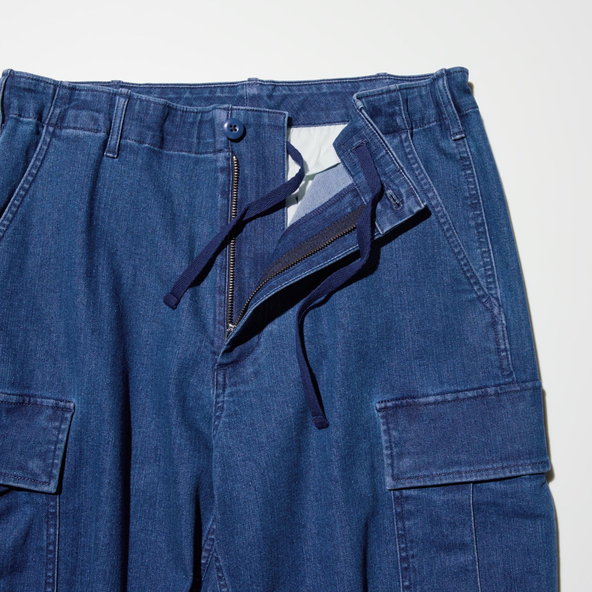Drawstrings at the hems allow you to adjust the silhouette.
