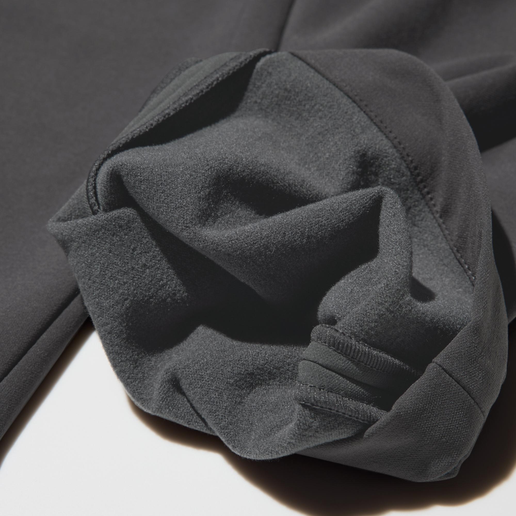 The lining is made of a warm, brushed fabric, and the traditional two-layer structure has been changed to a single layer to make it less bulky for a slender look.
