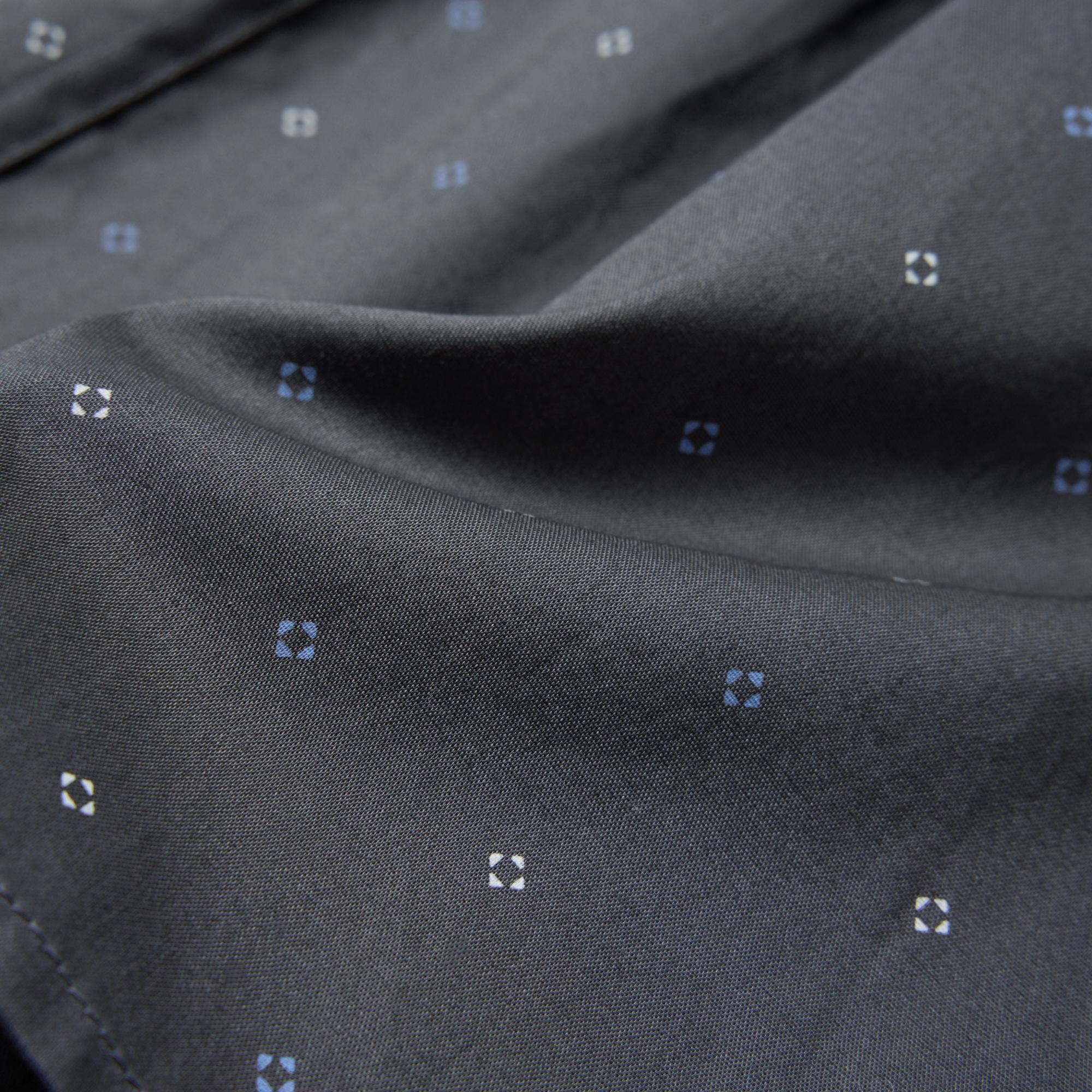 Main fabric made of smooth, crisp 100% cotton. Roomy cut keeps you feeling fresh. *Please refer to the product care label for the overall cotton content.