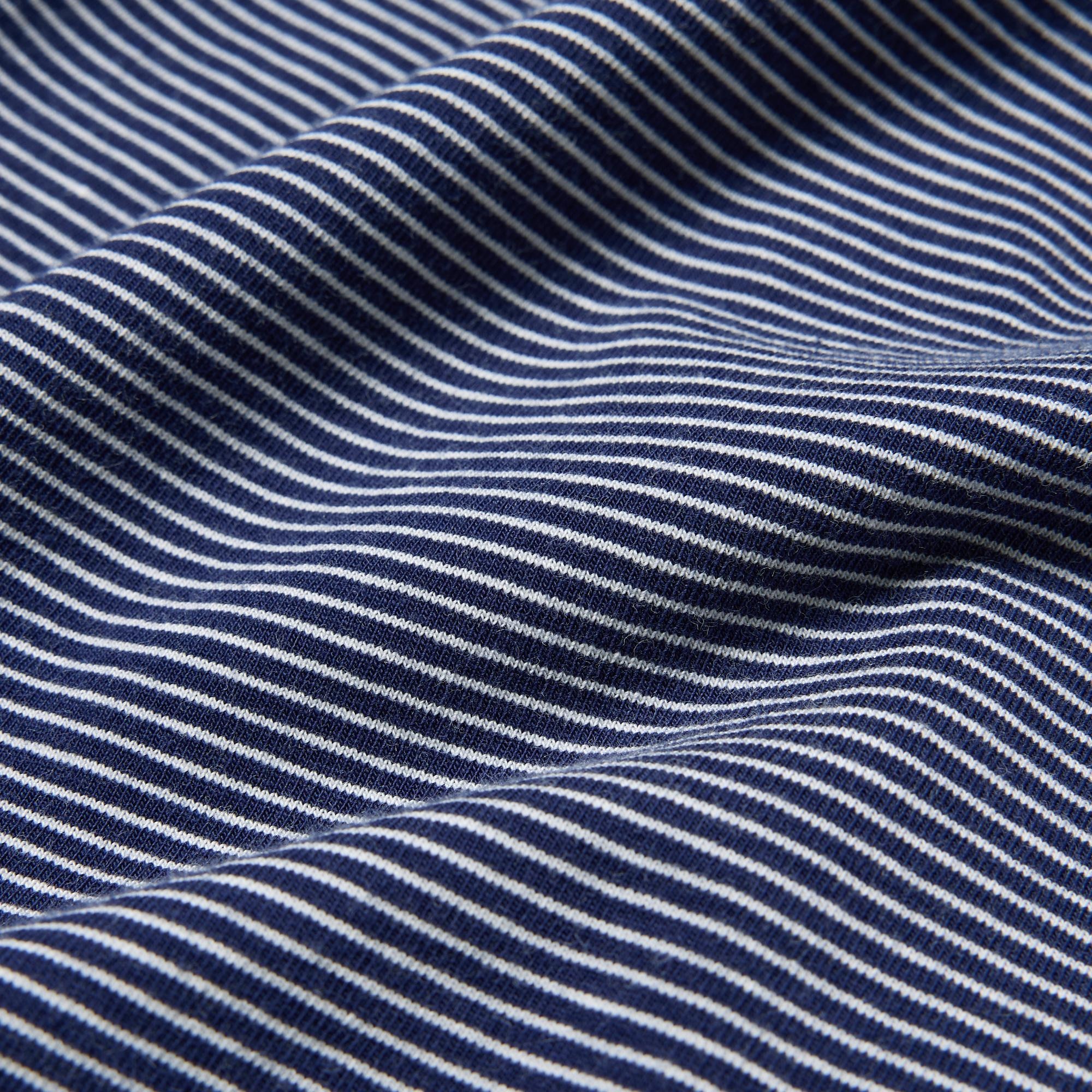 Made with pilling-resistant compact cotton for a premium look and a comfortable feel.