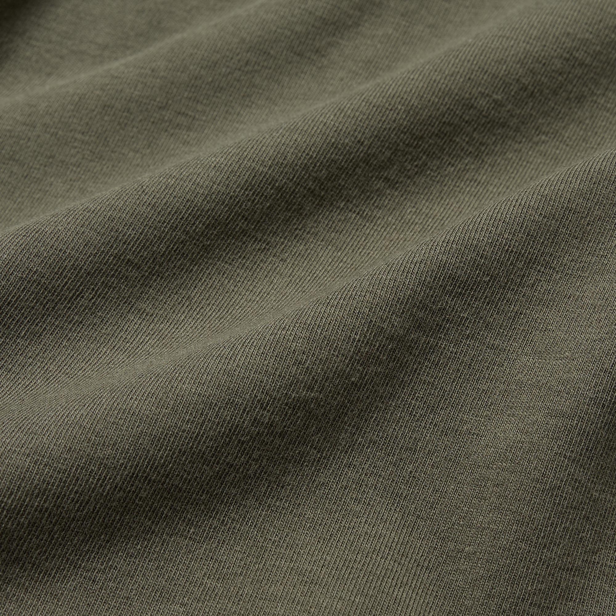 Made with pilling-resistant compact cotton for a premium look and a comfortable feel.