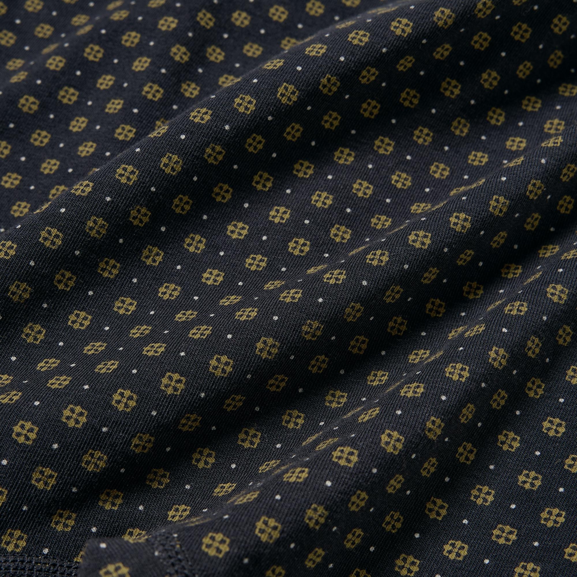 Made with pilling-resistant compact cotton for a premium look and a comfortable feel.
