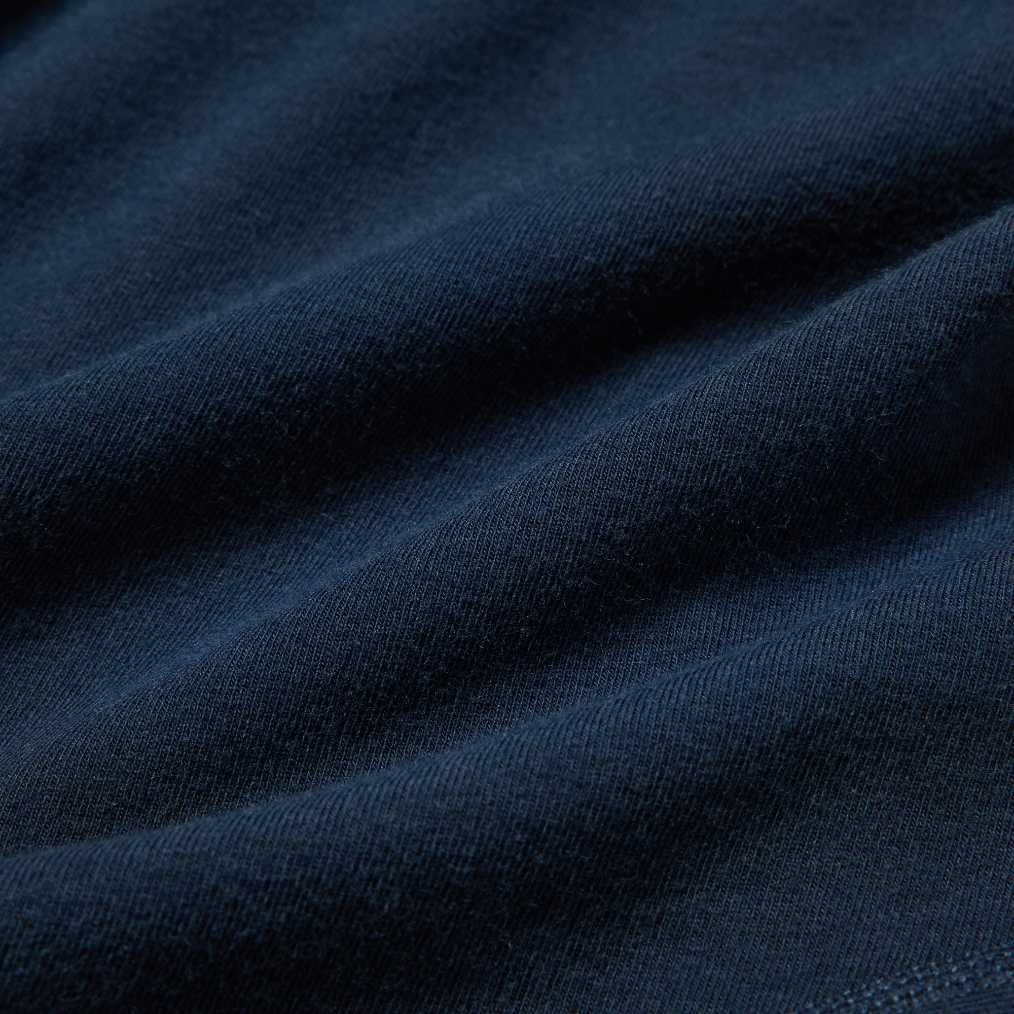 Made with pilling-resistant compact cotton for a premium look and a comfortable feel.