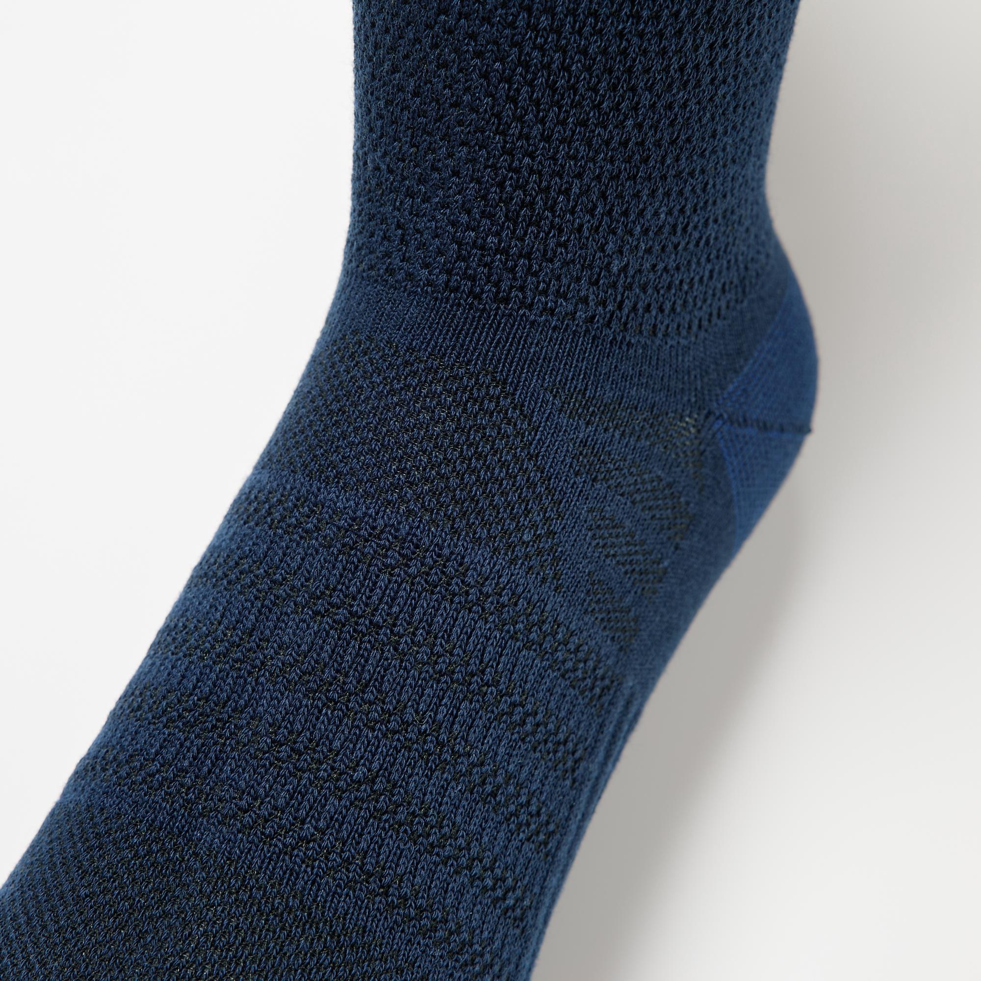 With quick-drying DRY technology. Breathable mesh instep keeps your feet feeling fresh. Arch support provides a secure and comfortable fit during light exercise and long walks.